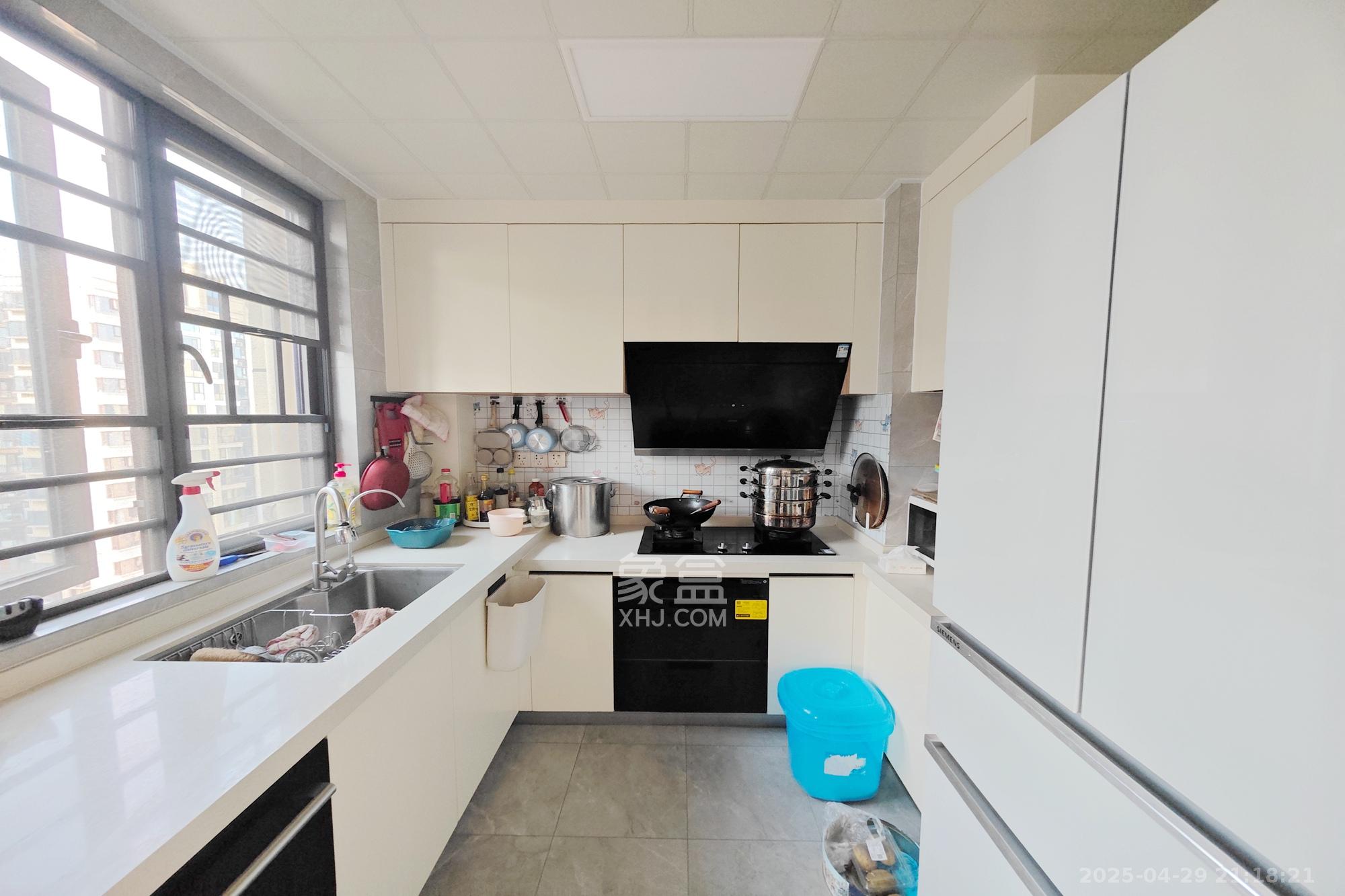 保利大都汇一期、二期  4室2厅2卫    175.0万 保利大都汇一期、二期  4室2厅2卫    175.0万厨房