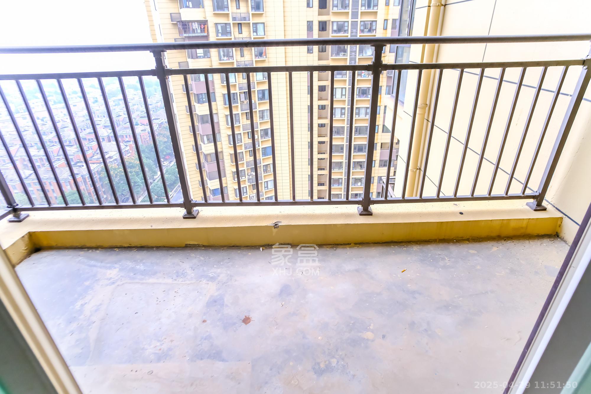 保利香槟国际 4室2厅1卫 91.0万 保利香槟国际 4室2厅1卫 91.0万阳台