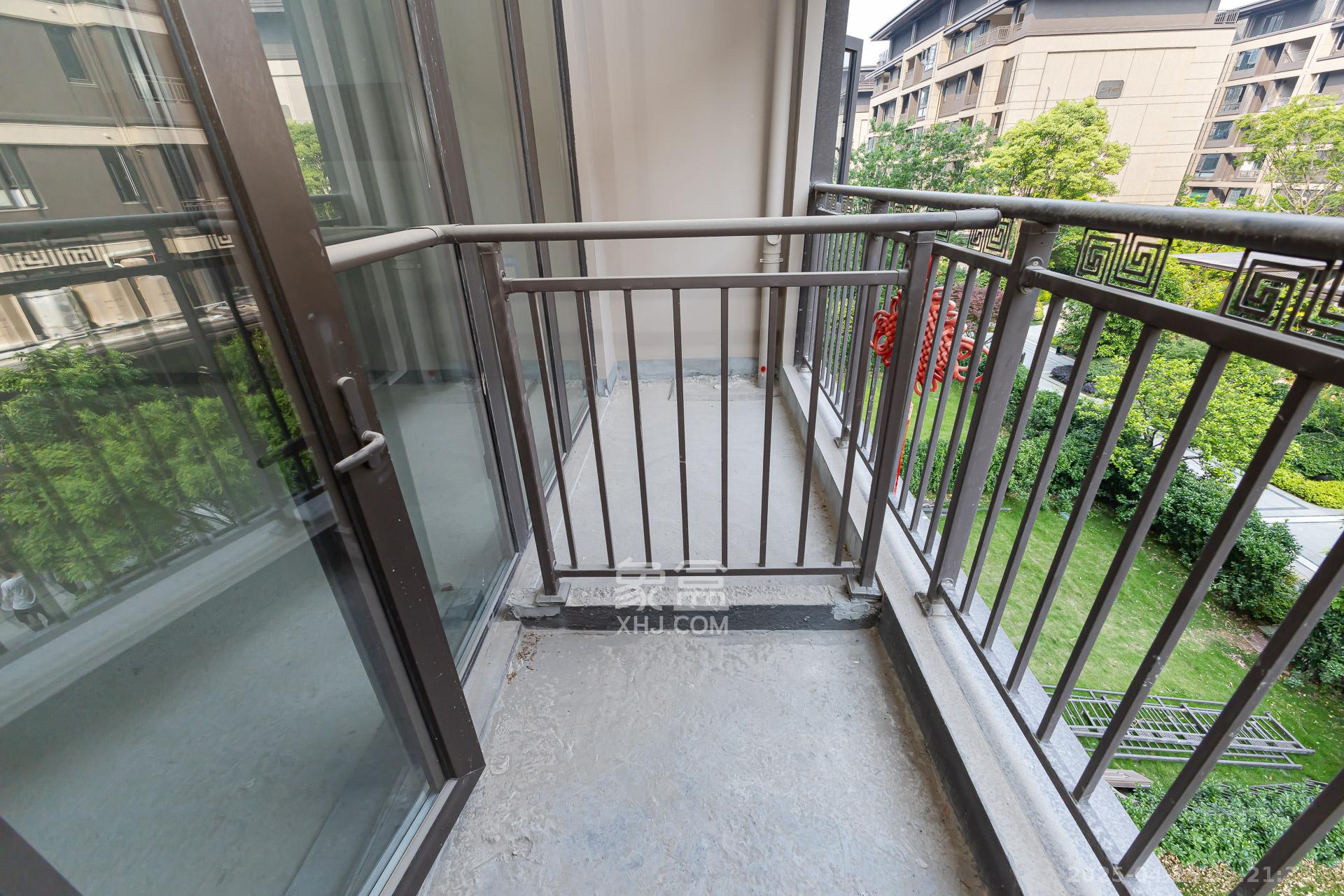 时代建发和著  5室2厅2卫   300.00万阳台
