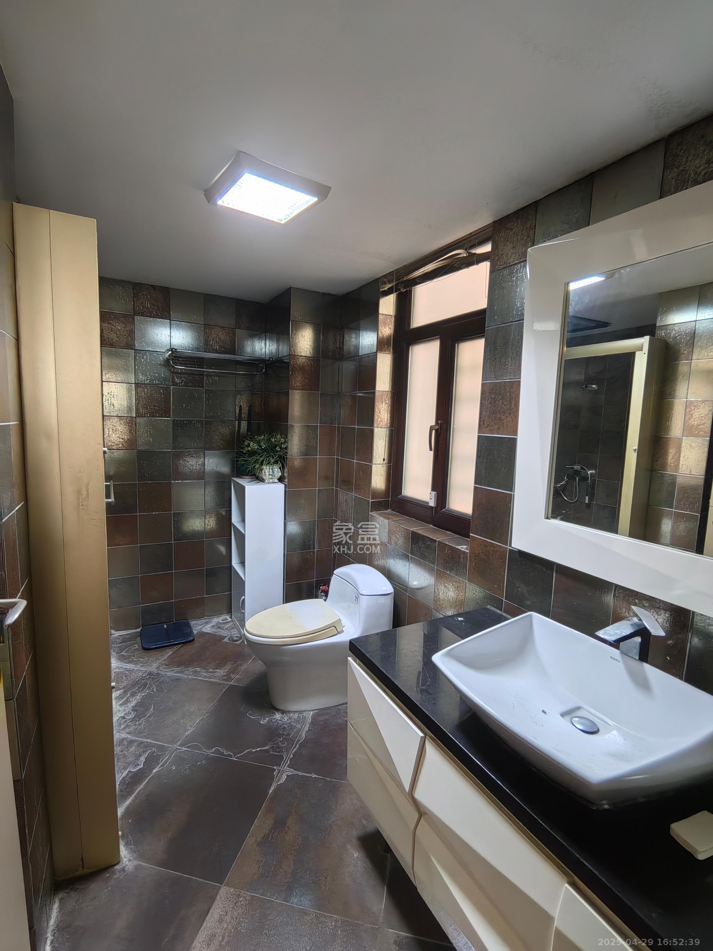 梦泽园 3室2厅2卫 4300.0元/月 梦泽园 3室2厅2卫 4300.0元/月室内图