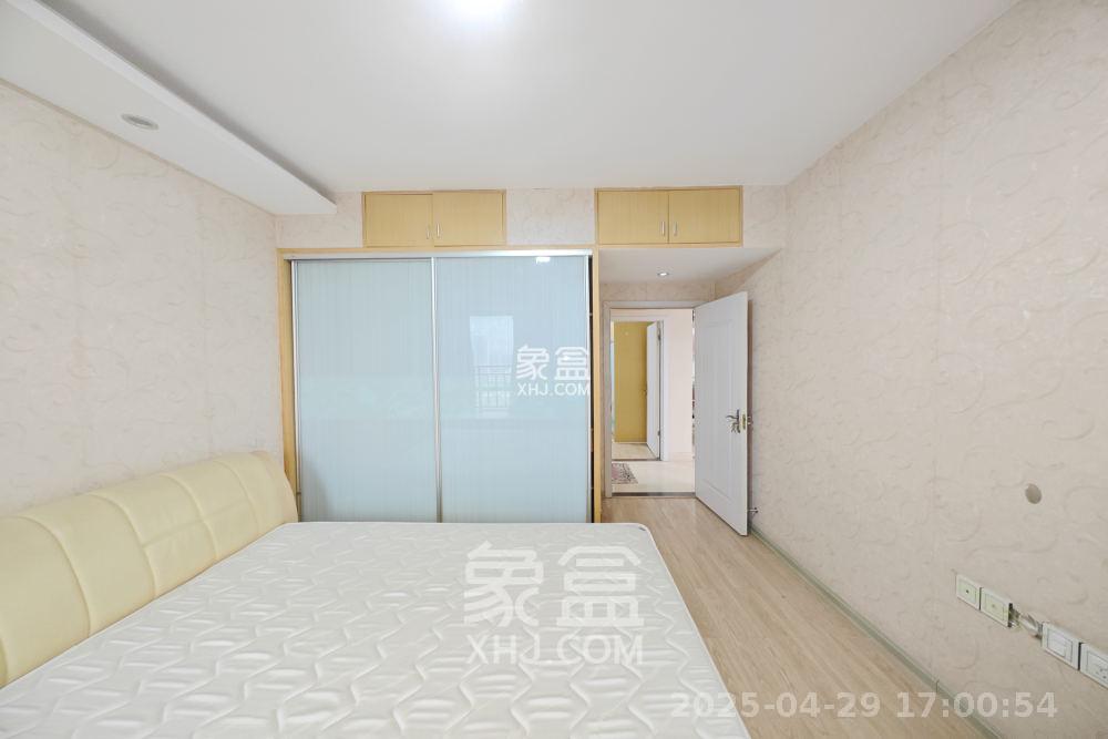 新城新世界一二三期  2室2厅1卫    2400.0元/月