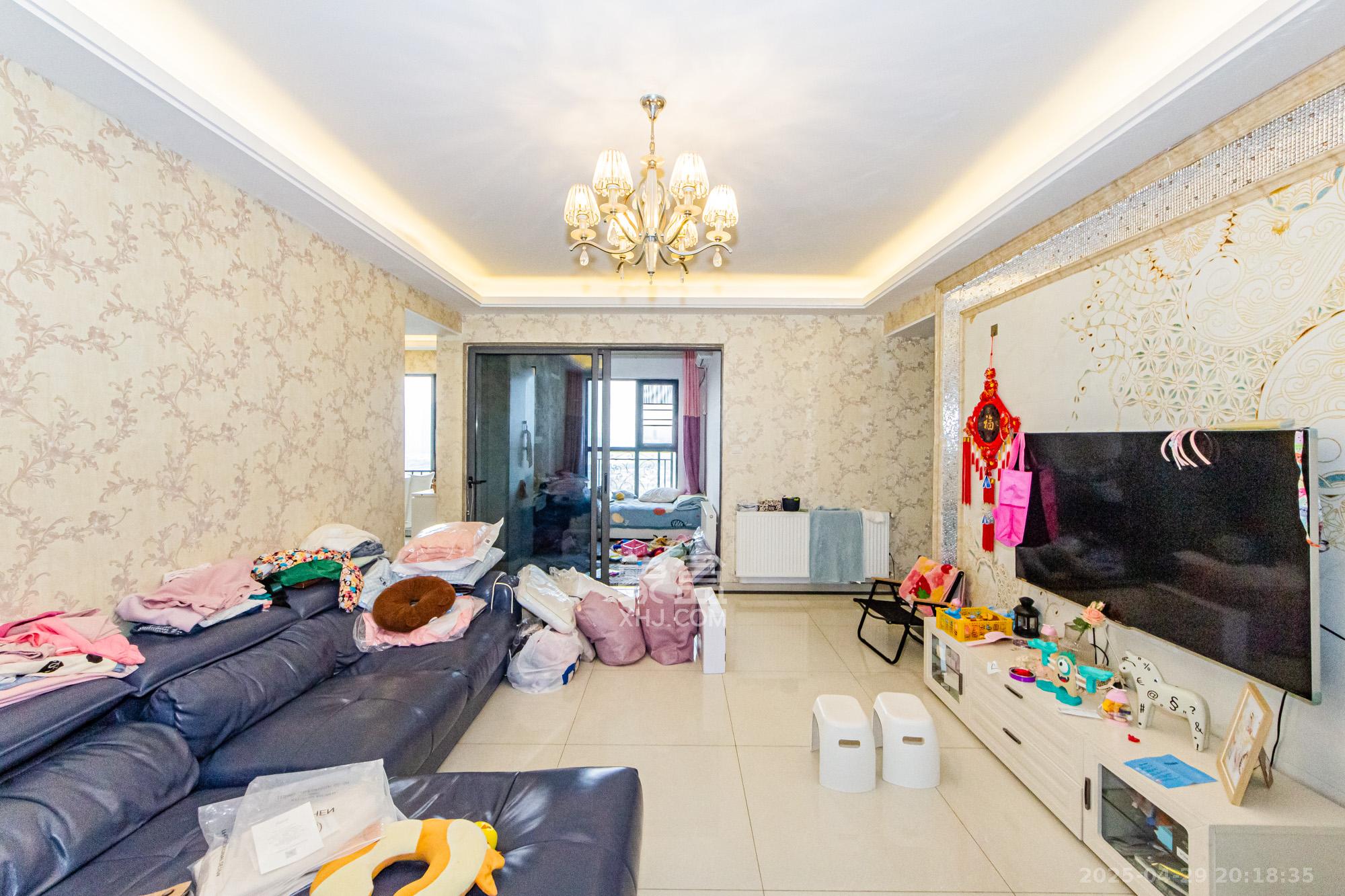 珠江郦城薰衣道  4室2厅2卫    143.0万 珠江郦城薰衣道  4室2厅2卫    143.0万客厅