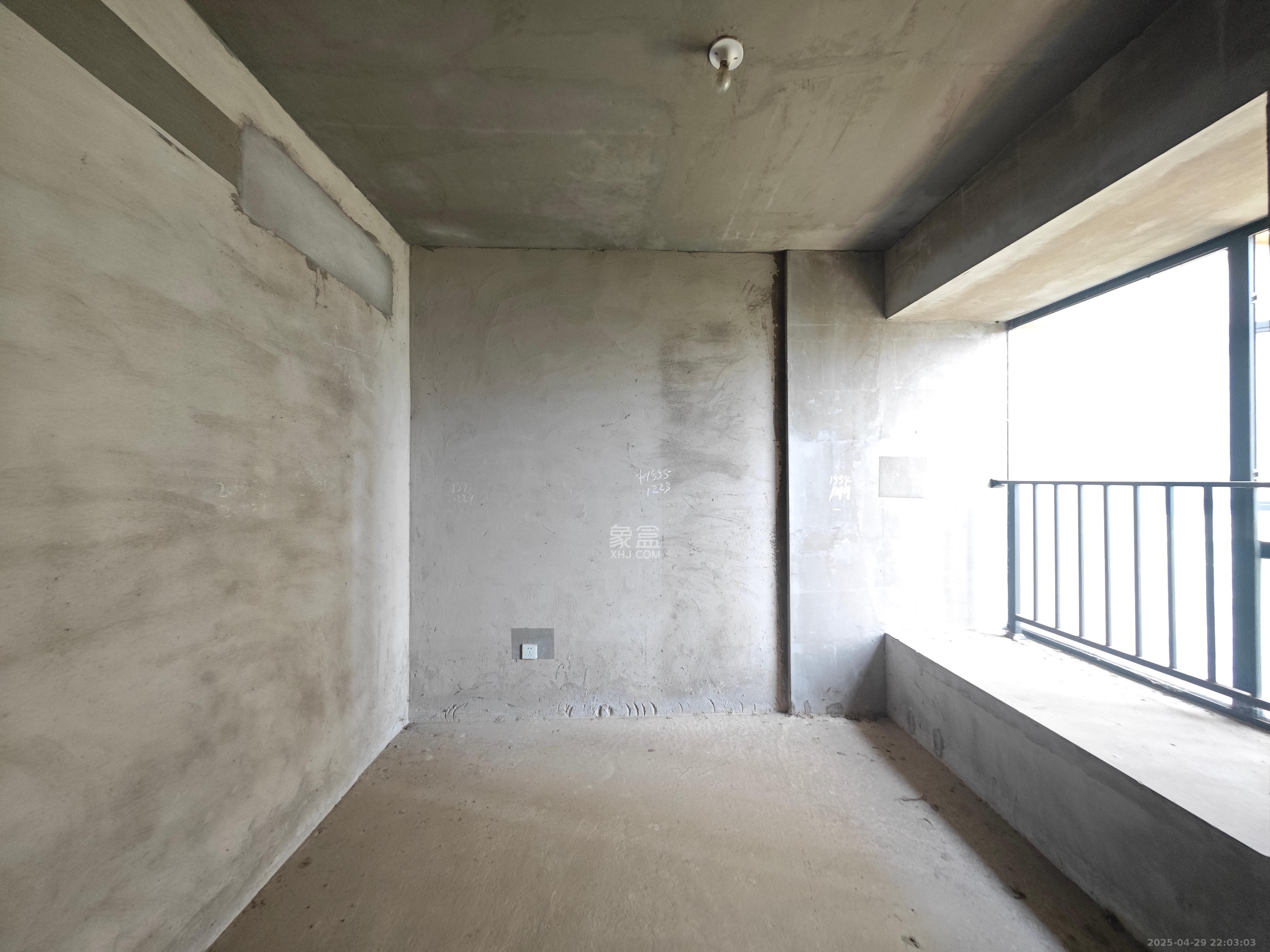 中建嘉和城  3室2厅1卫   84.00万卧室