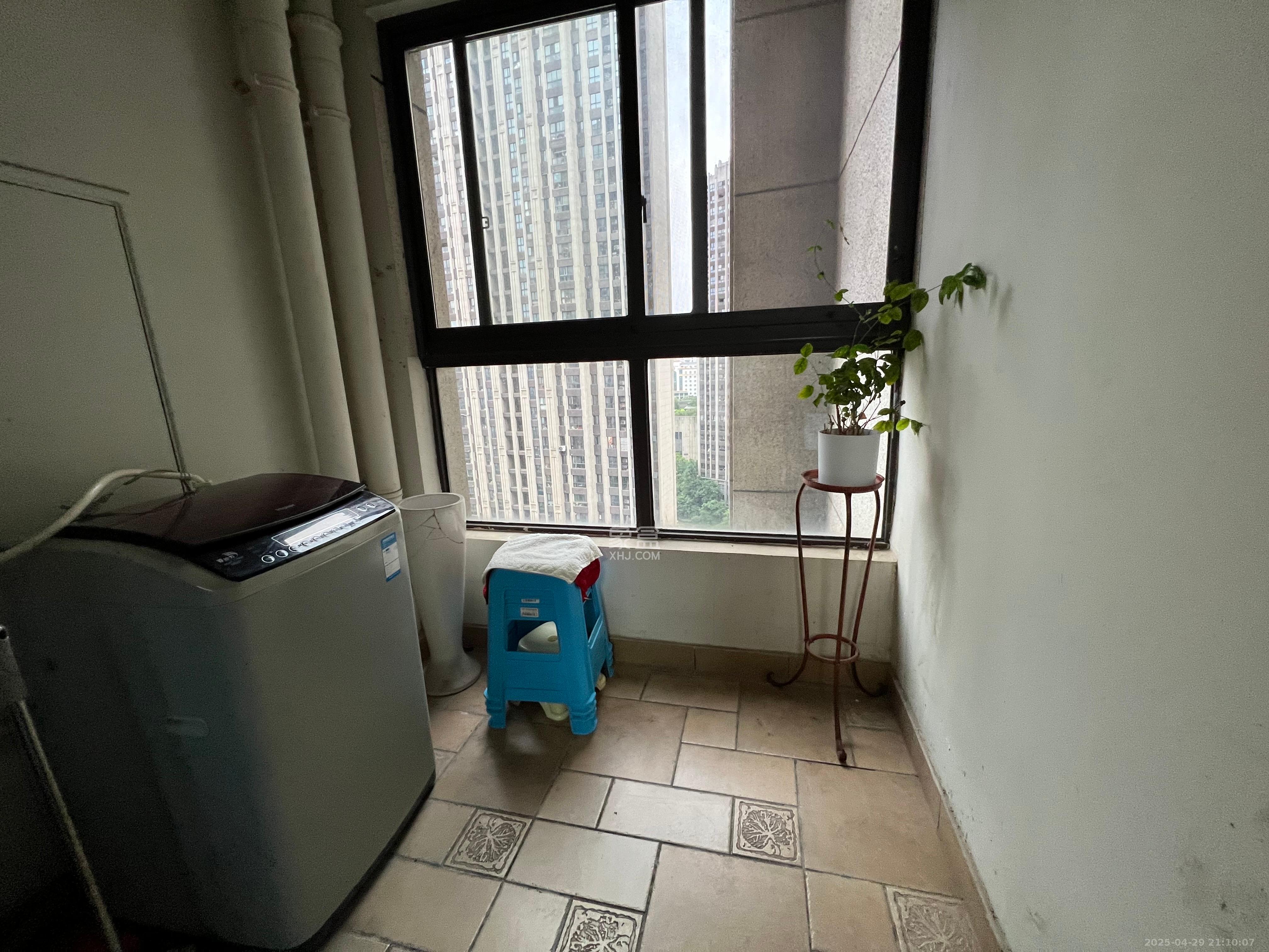 绿地中央广场  3室2厅2卫   2700.00元/月室内图