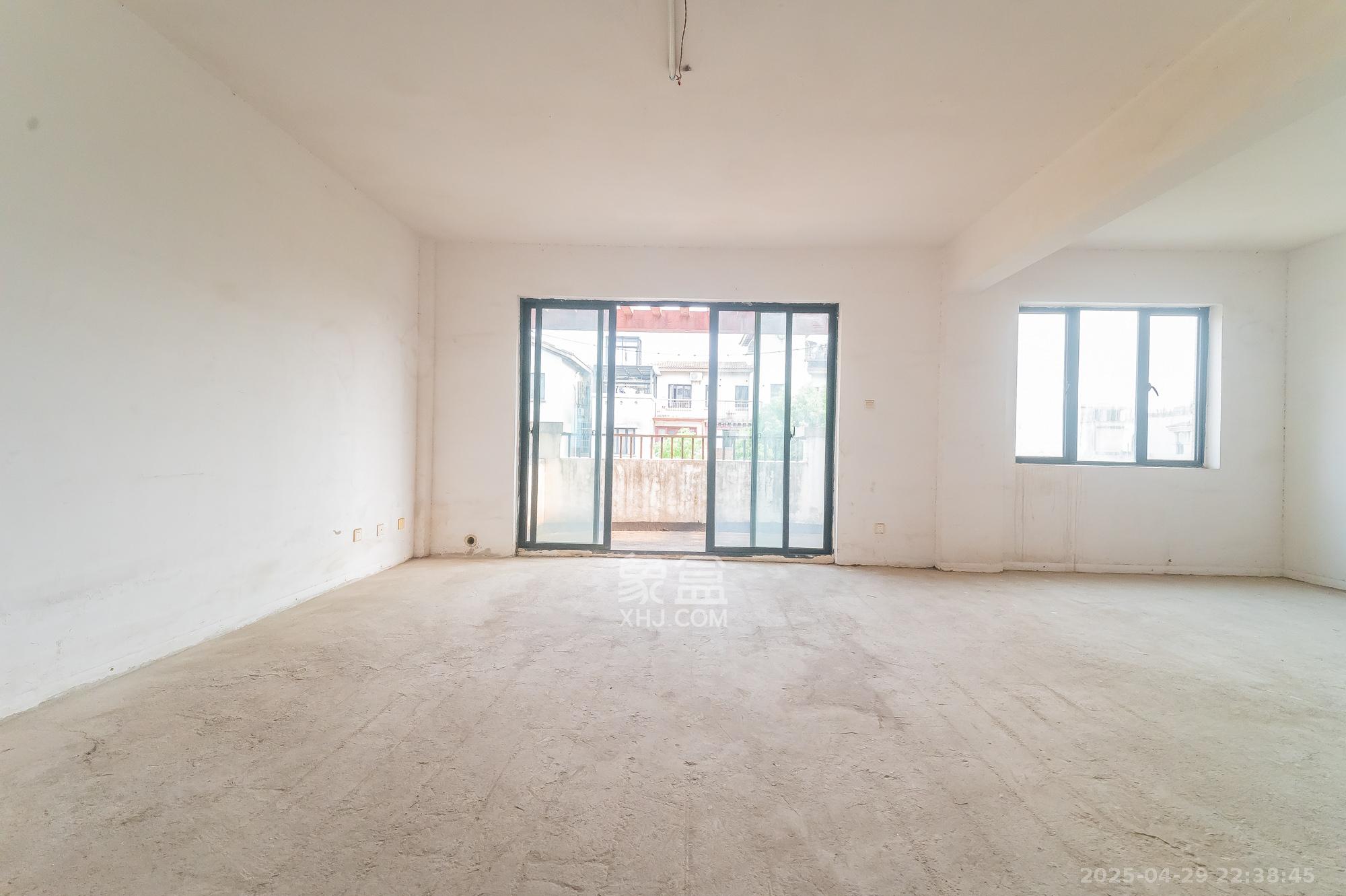 鹏基诺亚山林  6室2厅2卫    139.8万 鹏基诺亚山林  6室2厅2卫    139.8万客厅