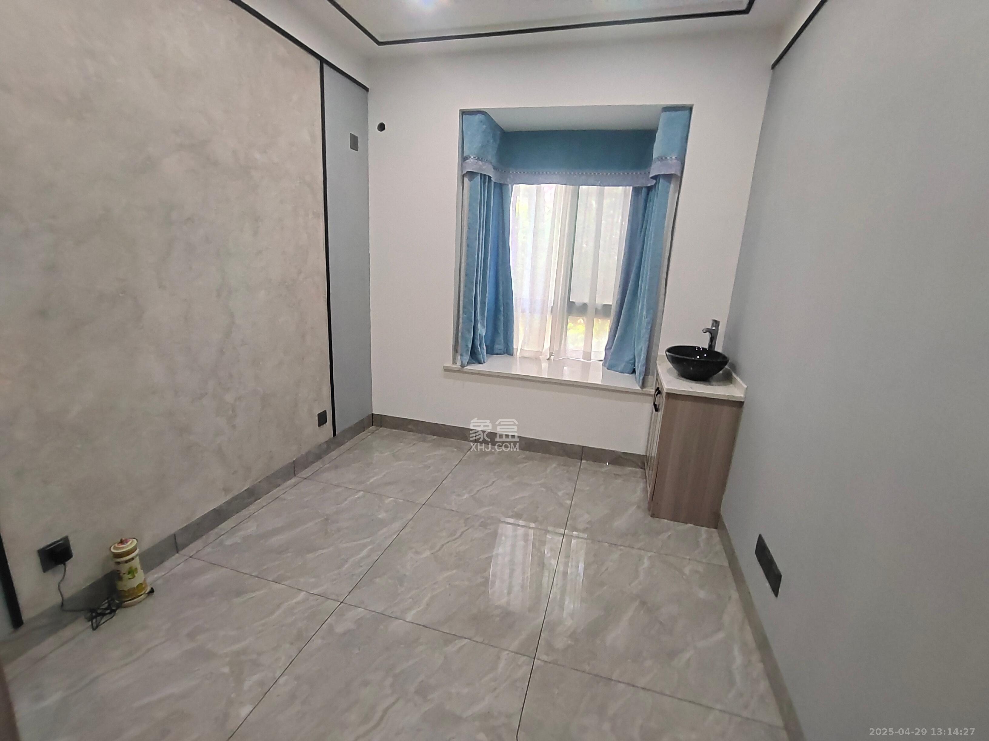 纳帕溪谷 5室2厅2卫 105.0万 纳帕溪谷 5室2厅2卫 105.0万客厅