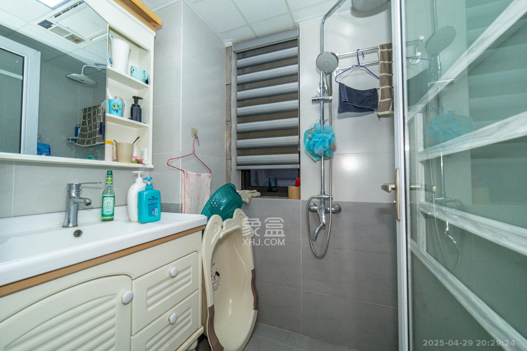 国泰九龙湾 4室2厅2卫 98.8万 国泰九龙湾 4室2厅2卫 98.8万卫生间