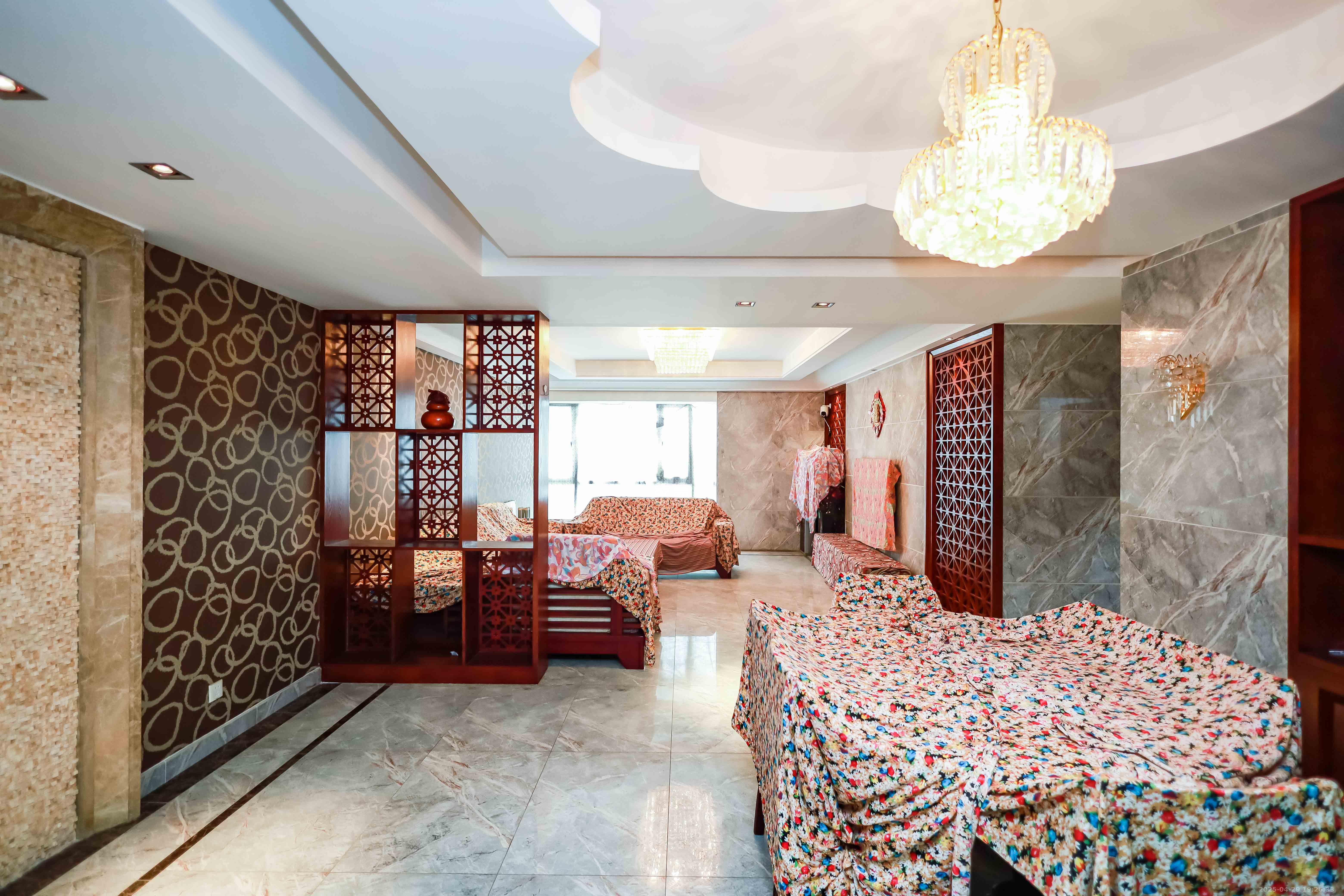 岳麓壹号  3室2厅2卫    200.0万 岳麓壹号  3室2厅2卫    200.0万客厅