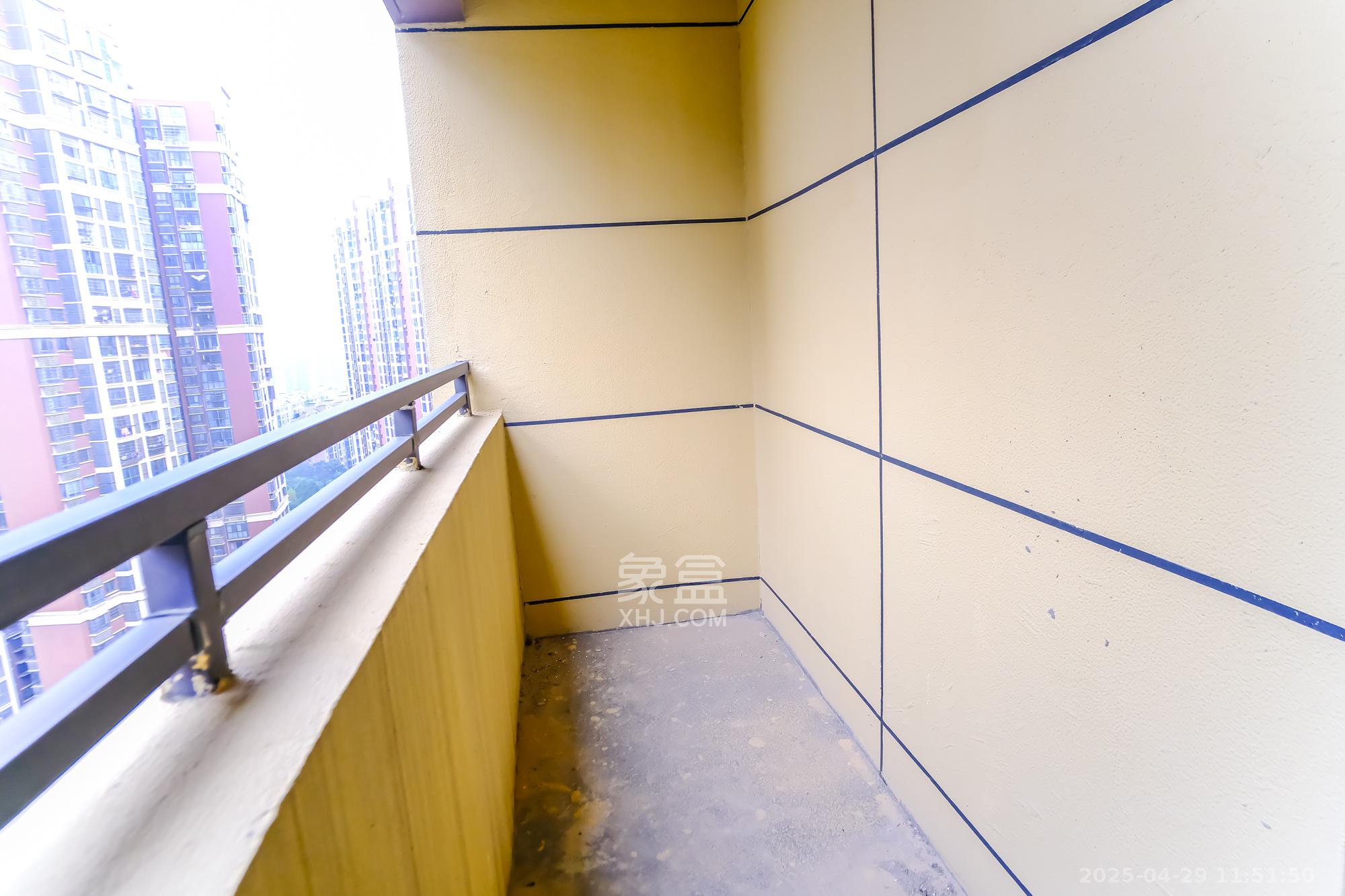 保利香槟国际 4室2厅1卫 91.0万 保利香槟国际 4室2厅1卫 91.0万阳台