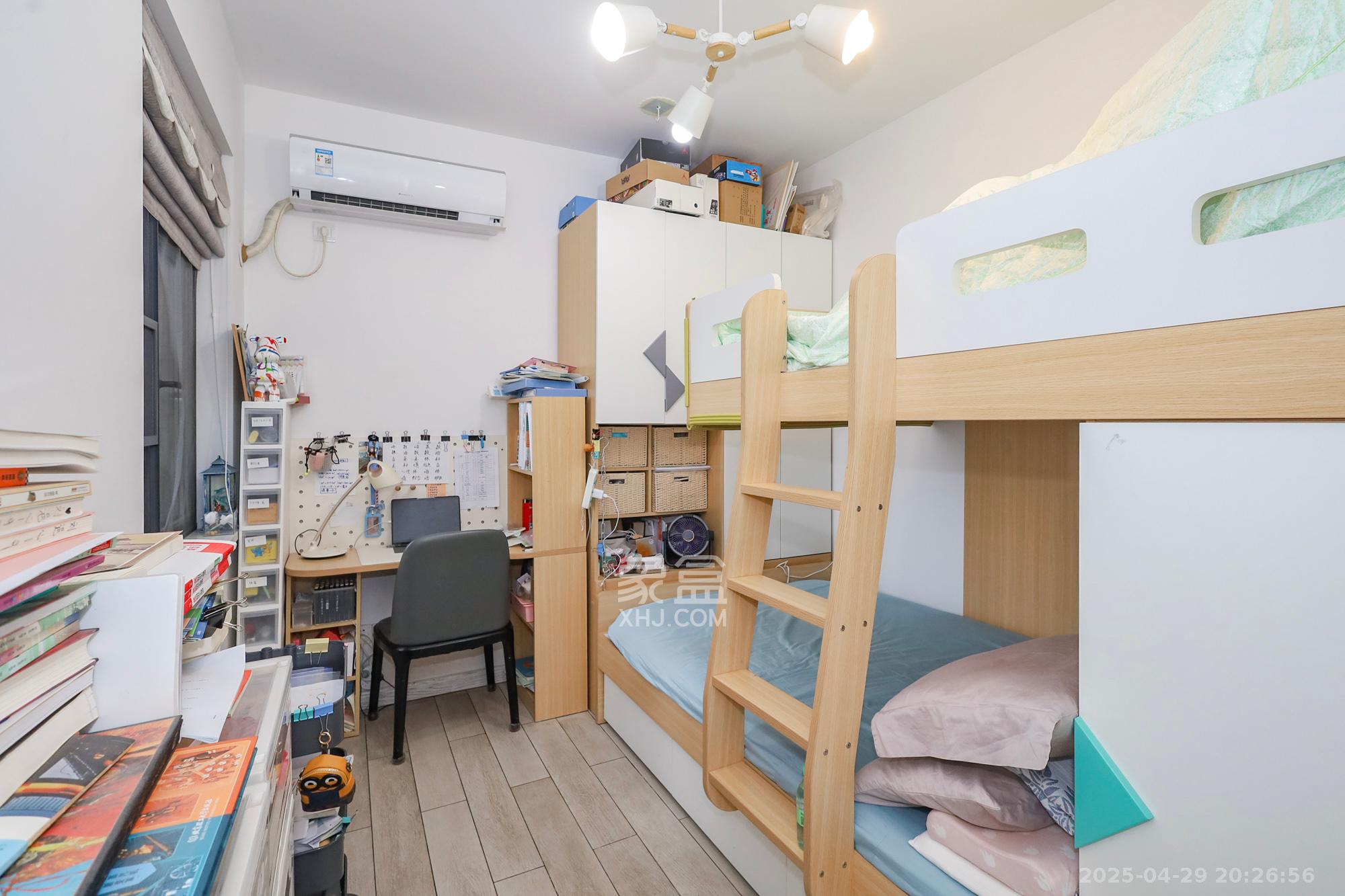八方小区C区  3室2厅2卫   390.00万卧室
