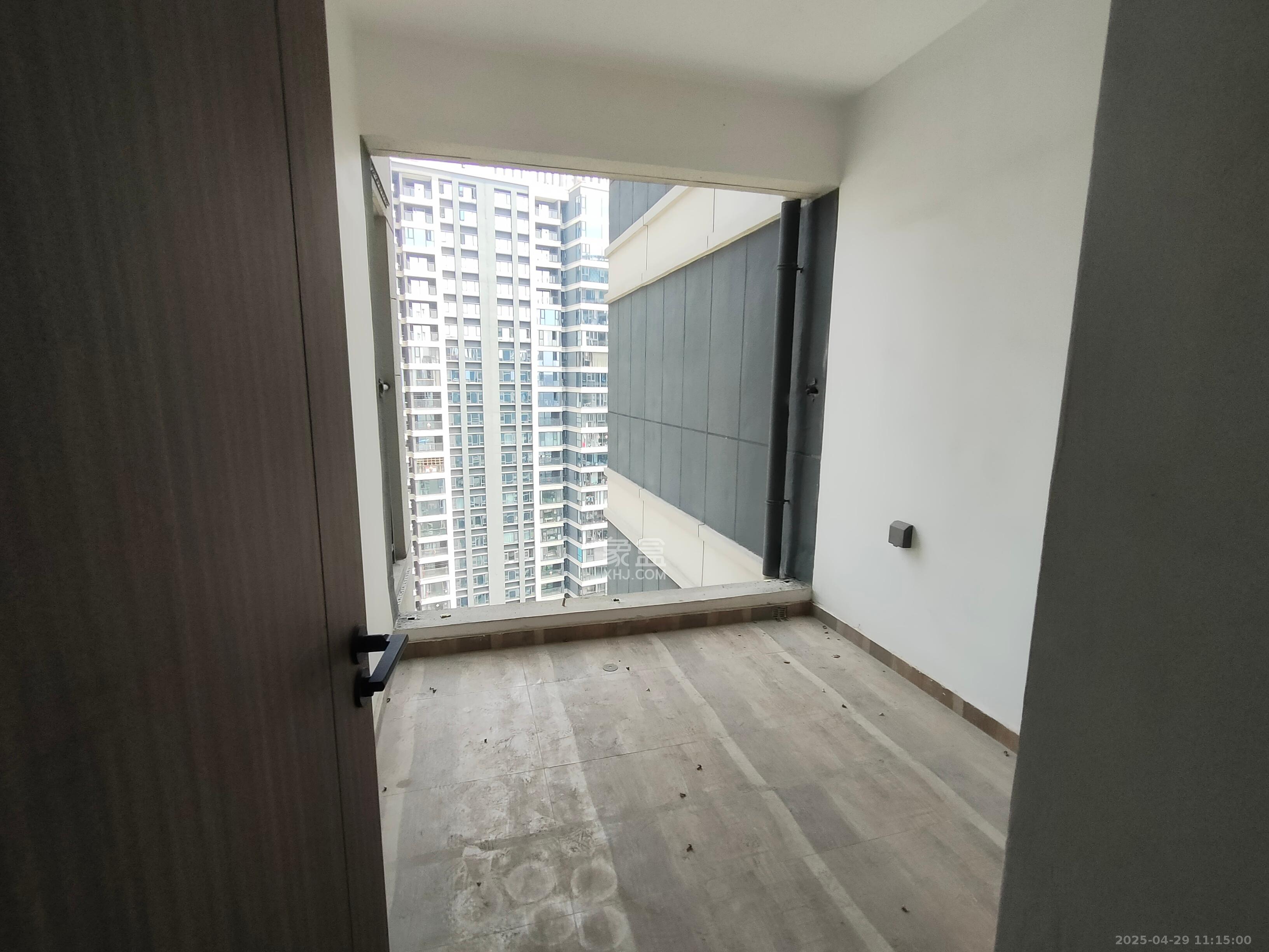 绿地V岛  4室2厅2卫   4500.00元/月室内图