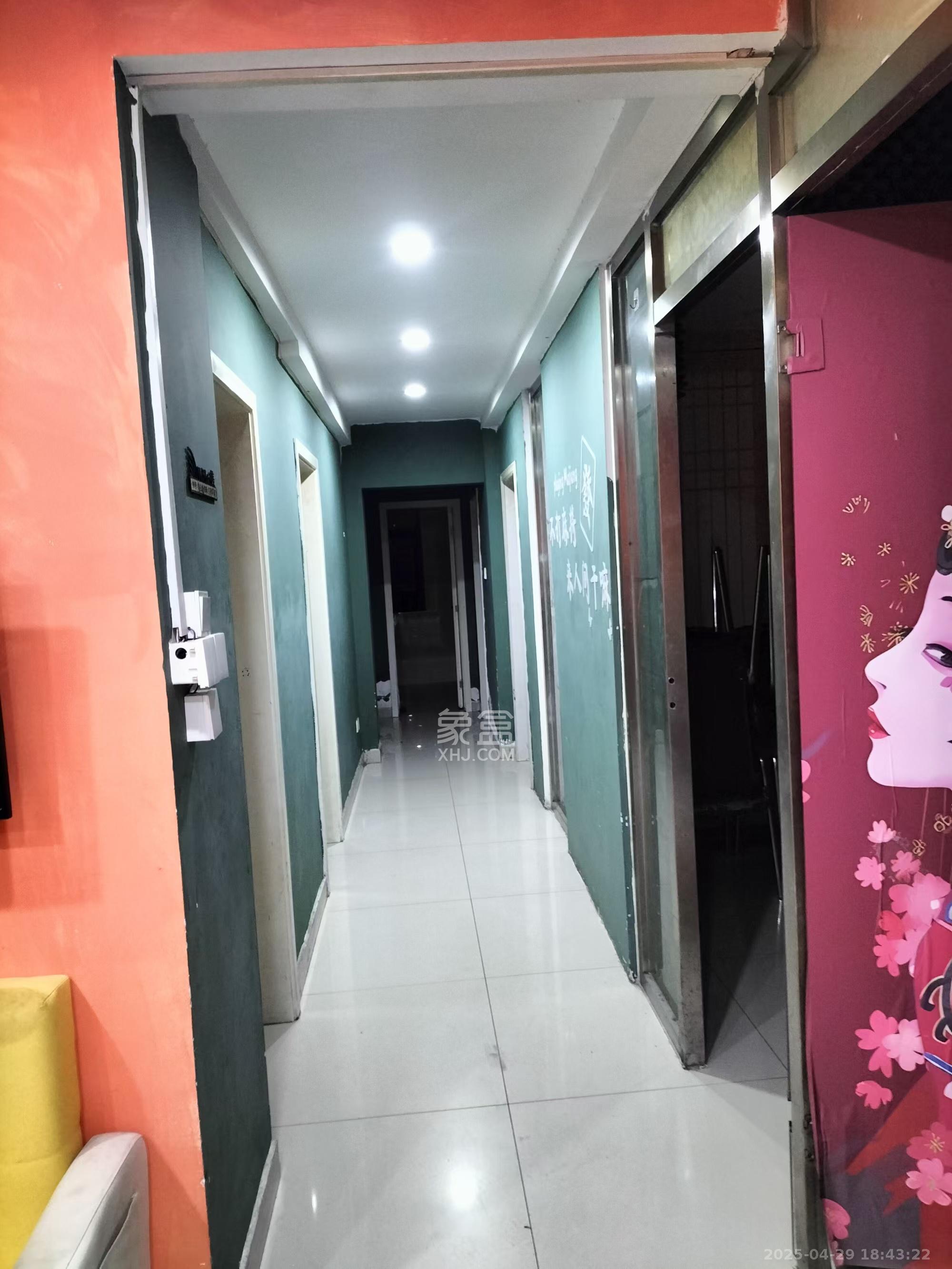 华城广场 5室1厅1卫 3300.0元/月 华城广场 5室1厅1卫 3300.0元/月室内图