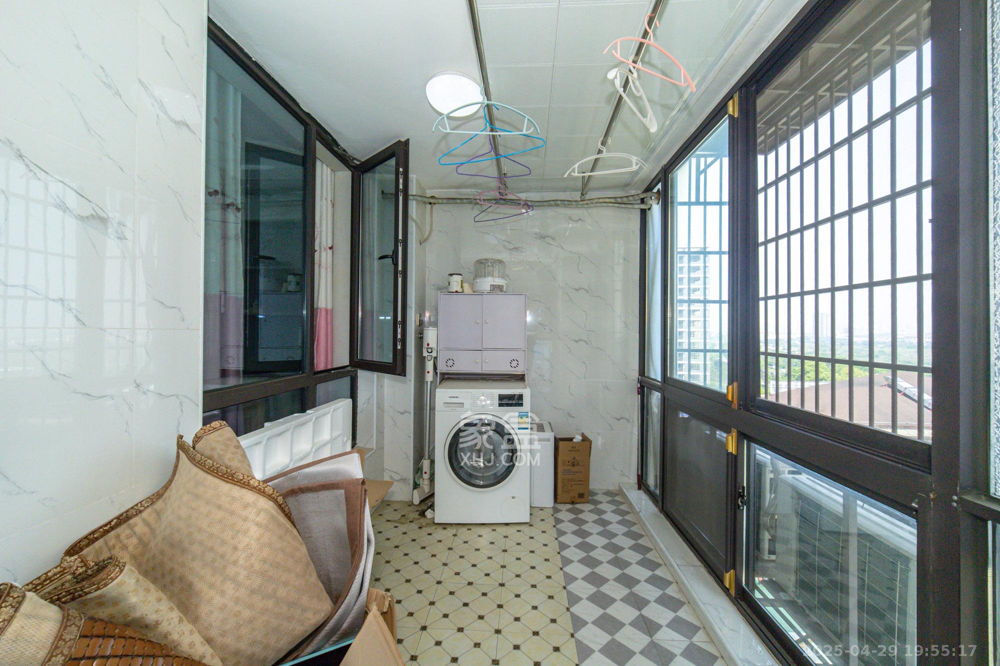 国泰九龙湾 4室2厅2卫 125.0万 国泰九龙湾 4室2厅2卫 125.0万阳台