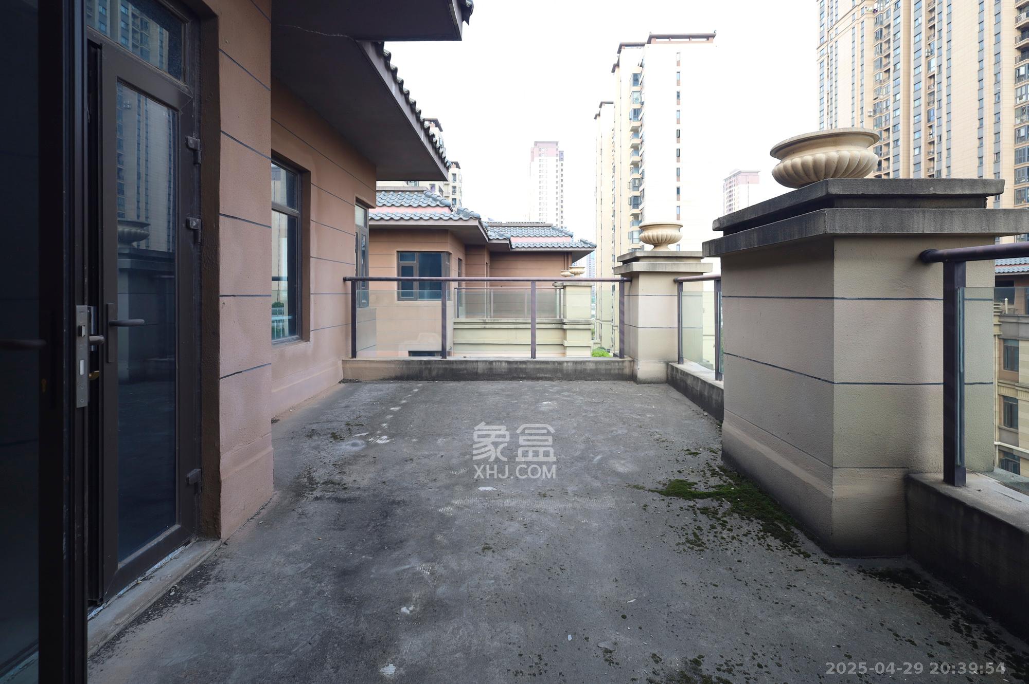 恒大御景天下城二期  4室2厅2卫   396.00万阳台