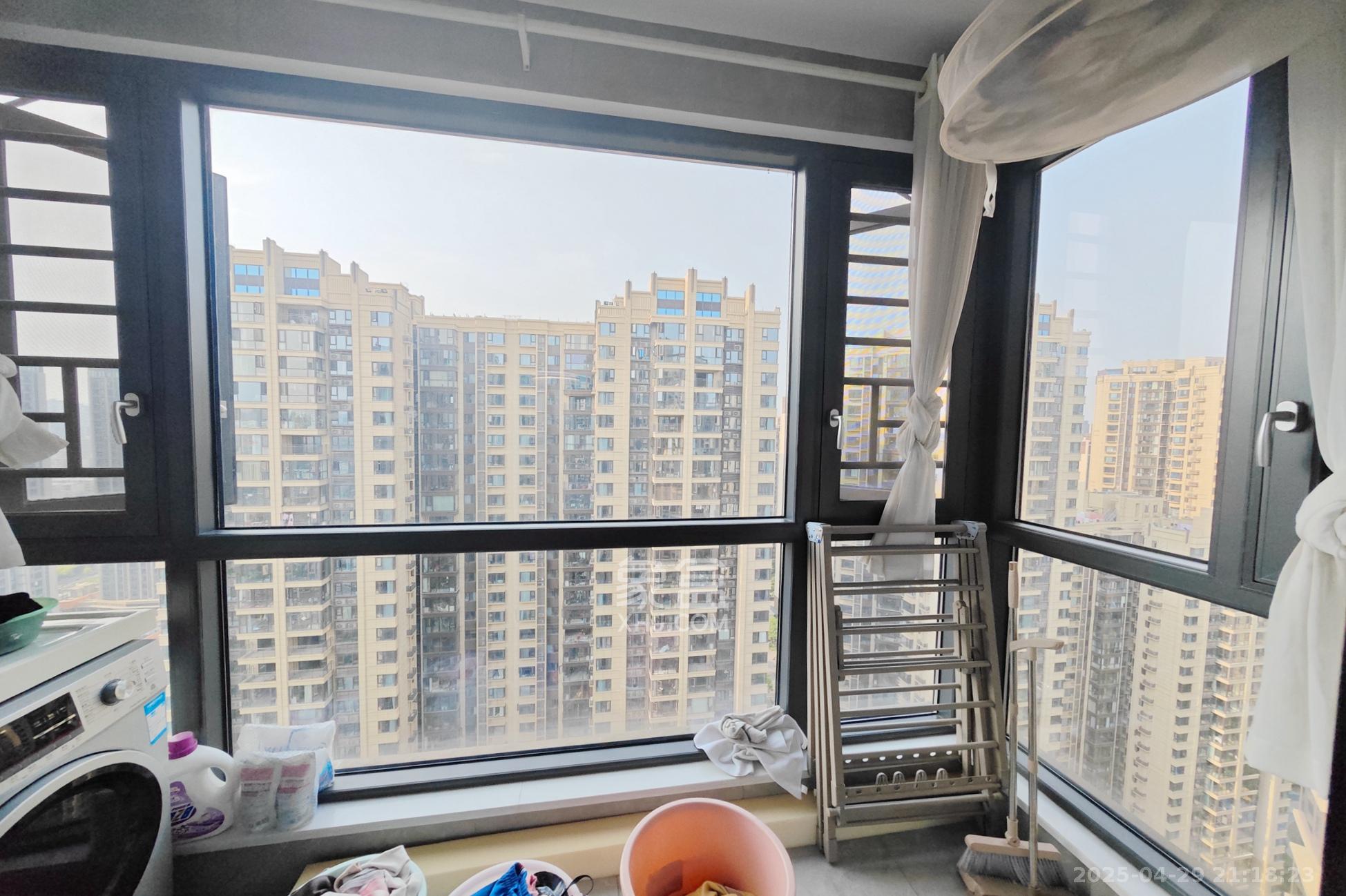 保利大都汇一期、二期  4室2厅2卫    175.0万 保利大都汇一期、二期  4室2厅2卫    175.0万阳台