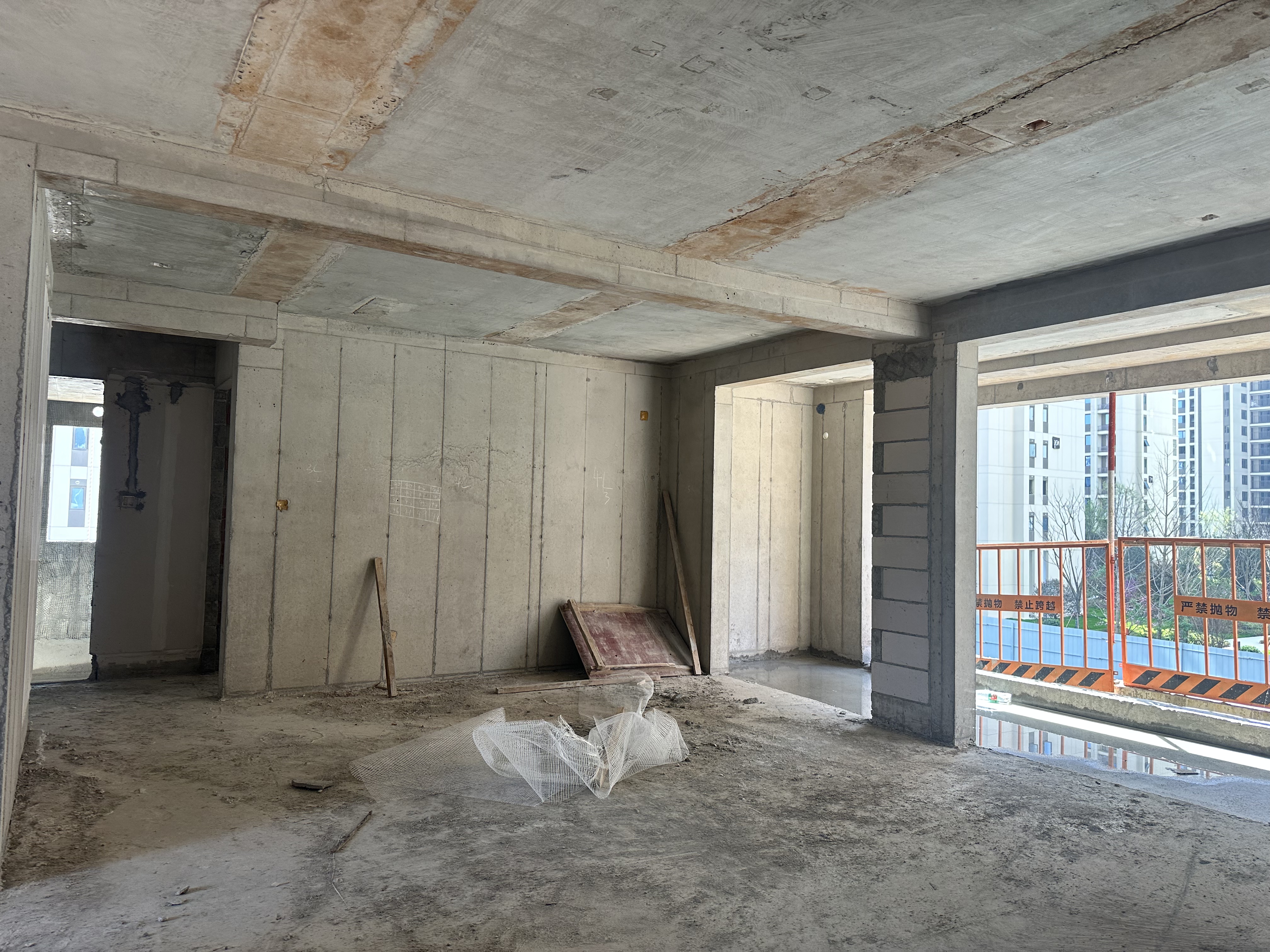 吾悦广场  4室2厅2卫    84.0万