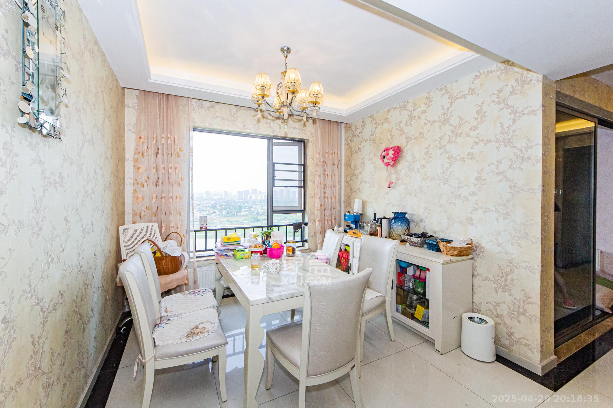 珠江郦城薰衣道  4室2厅2卫    143.0万 珠江郦城薰衣道  4室2厅2卫    143.0万客厅