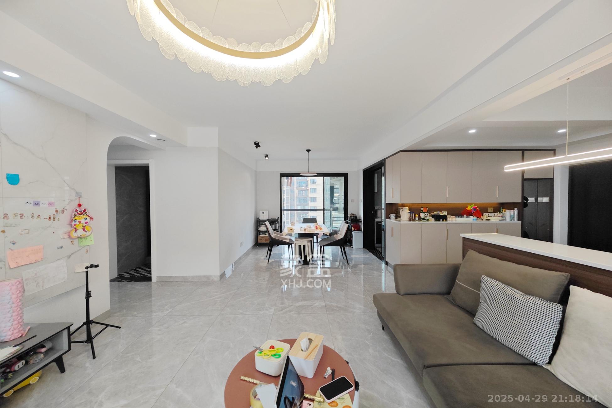 保利大都汇一期、二期  4室2厅2卫    175.0万 保利大都汇一期、二期  4室2厅2卫    175.0万客厅