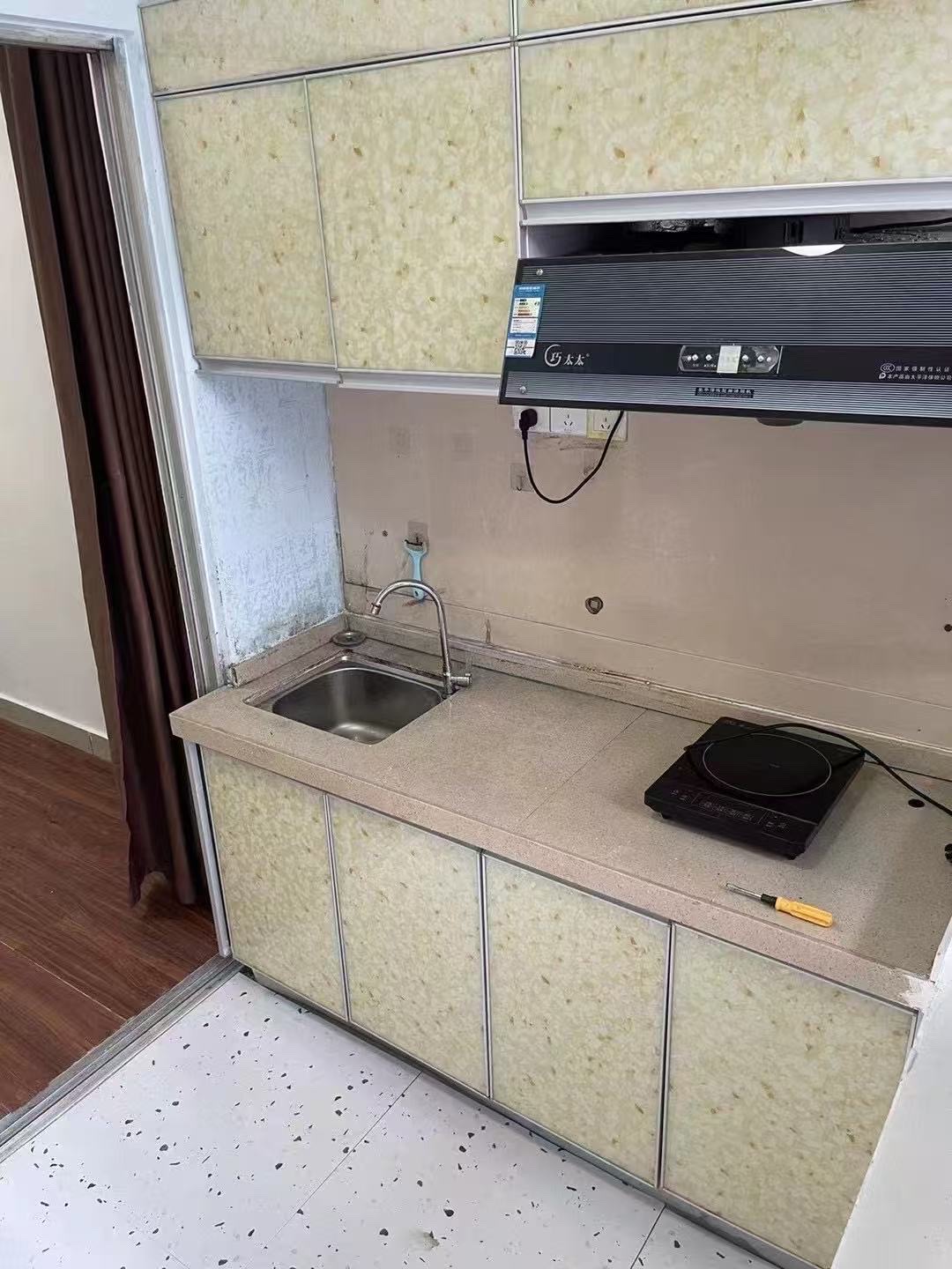 松雷大厦  1室1厅1卫   31.00万客厅