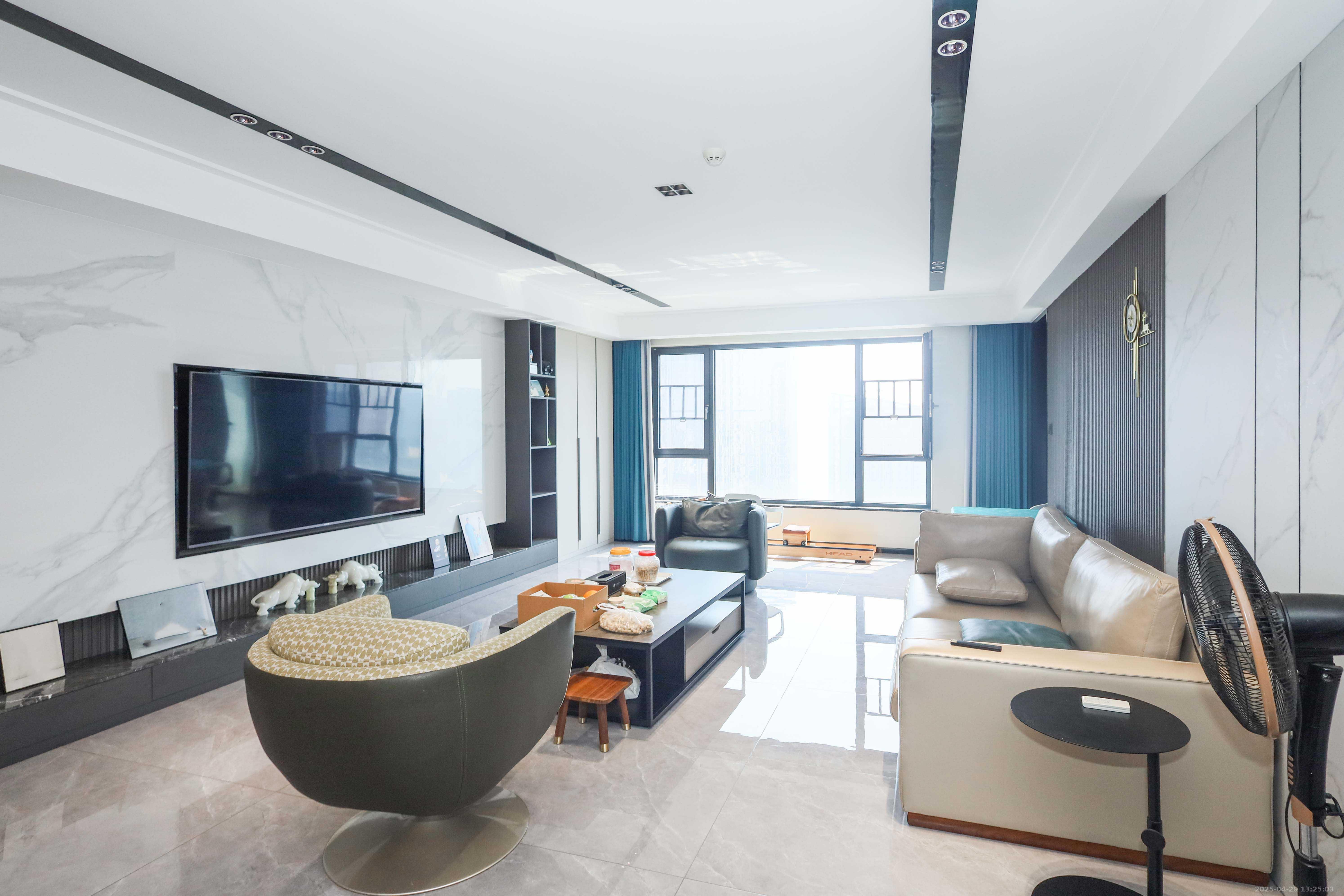 建发央著  4室2厅2卫   388.00万客厅