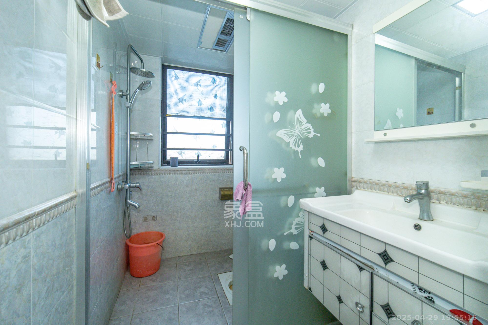 国泰九龙湾 4室2厅2卫 125.0万 国泰九龙湾 4室2厅2卫 125.0万卫生间