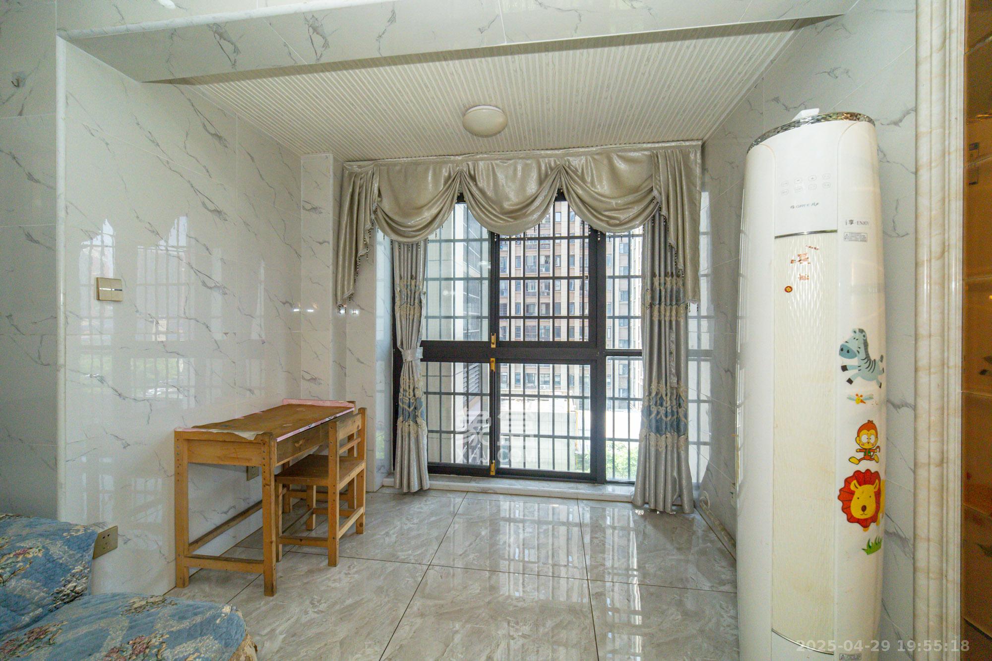 国泰九龙湾 4室2厅2卫 125.0万 国泰九龙湾 4室2厅2卫 125.0万阳台