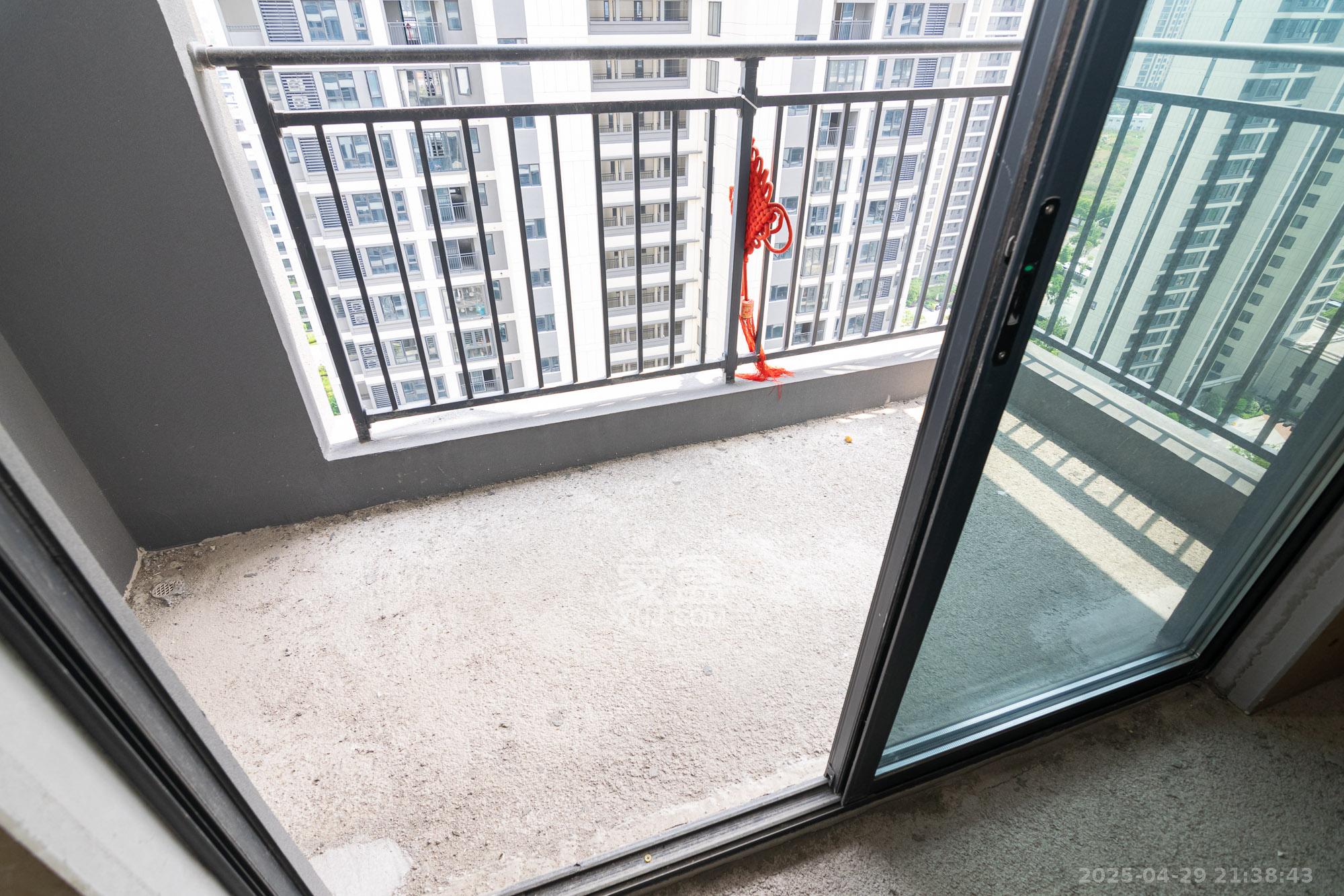 长房越秀星悦荟 3室2厅1卫 68.5万 长房越秀星悦荟 3室2厅1卫 68.5万阳台