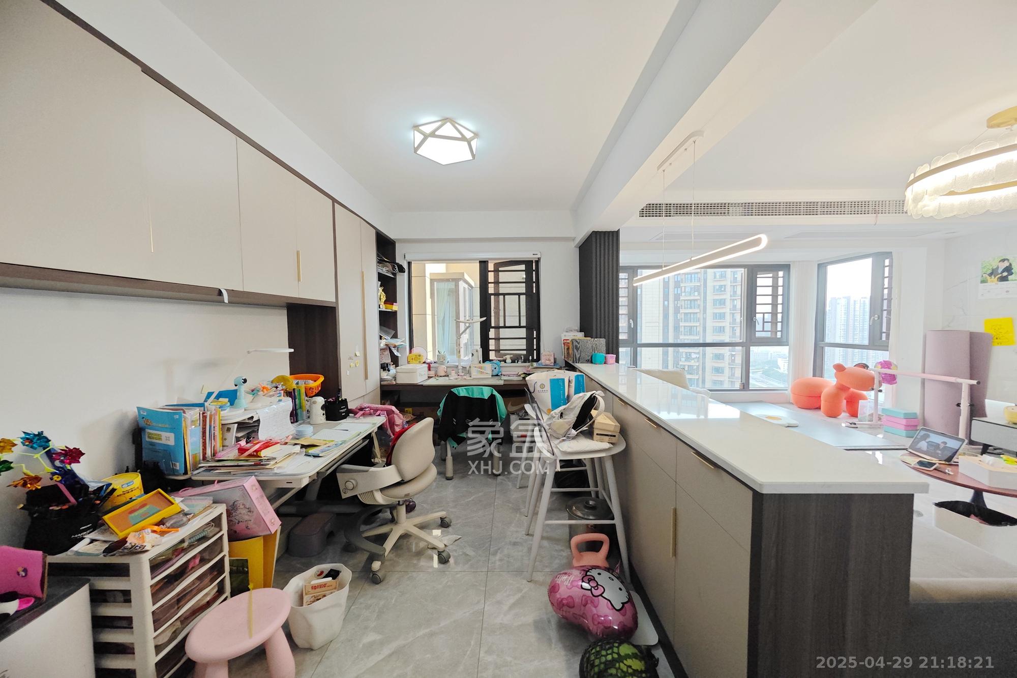 保利大都汇一期、二期  4室2厅2卫    175.0万 保利大都汇一期、二期  4室2厅2卫    175.0万客厅