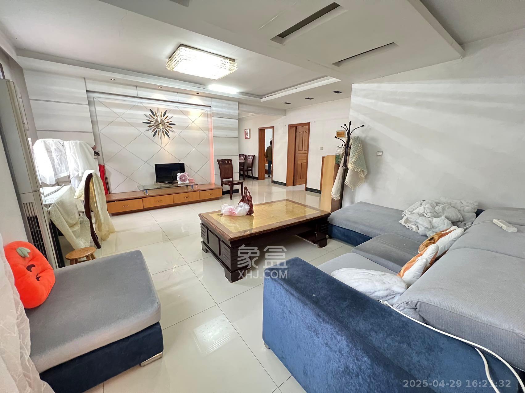 高桥火焰市场 3室2厅1卫 2300.0元/月 高桥火焰市场 3室2厅1卫 2300.0元/月室内图