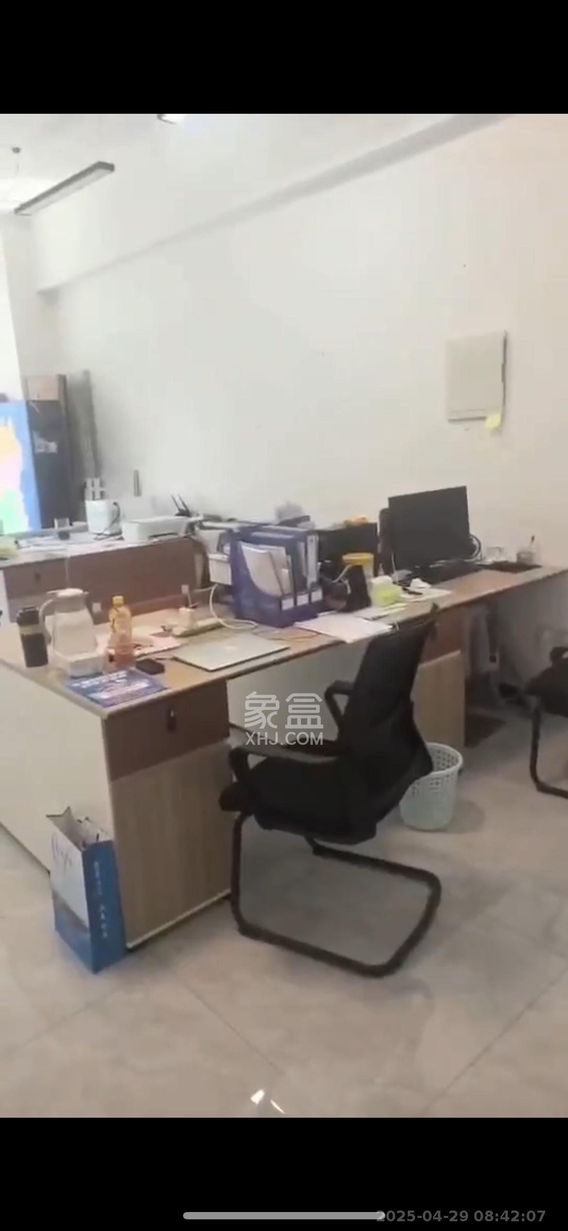 奥克斯滨仕花园(奥克斯洋湖广场/奥克斯中心)  1室1厅1卫    2300.0元/月 奥克斯滨仕花园(奥克斯洋湖广场/奥克斯中心)  1室1厅1卫    2300.0元/月室内图