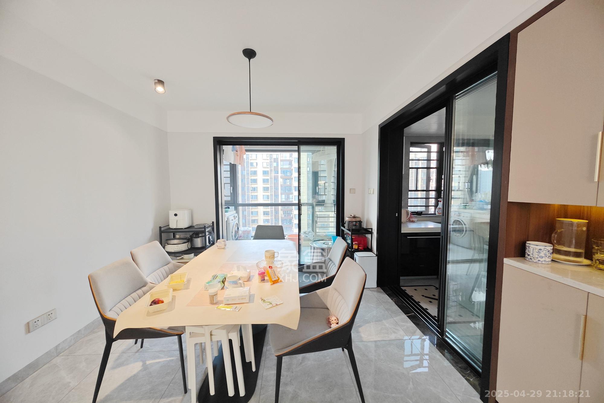 保利大都汇一期、二期  4室2厅2卫    175.0万 保利大都汇一期、二期  4室2厅2卫    175.0万客厅