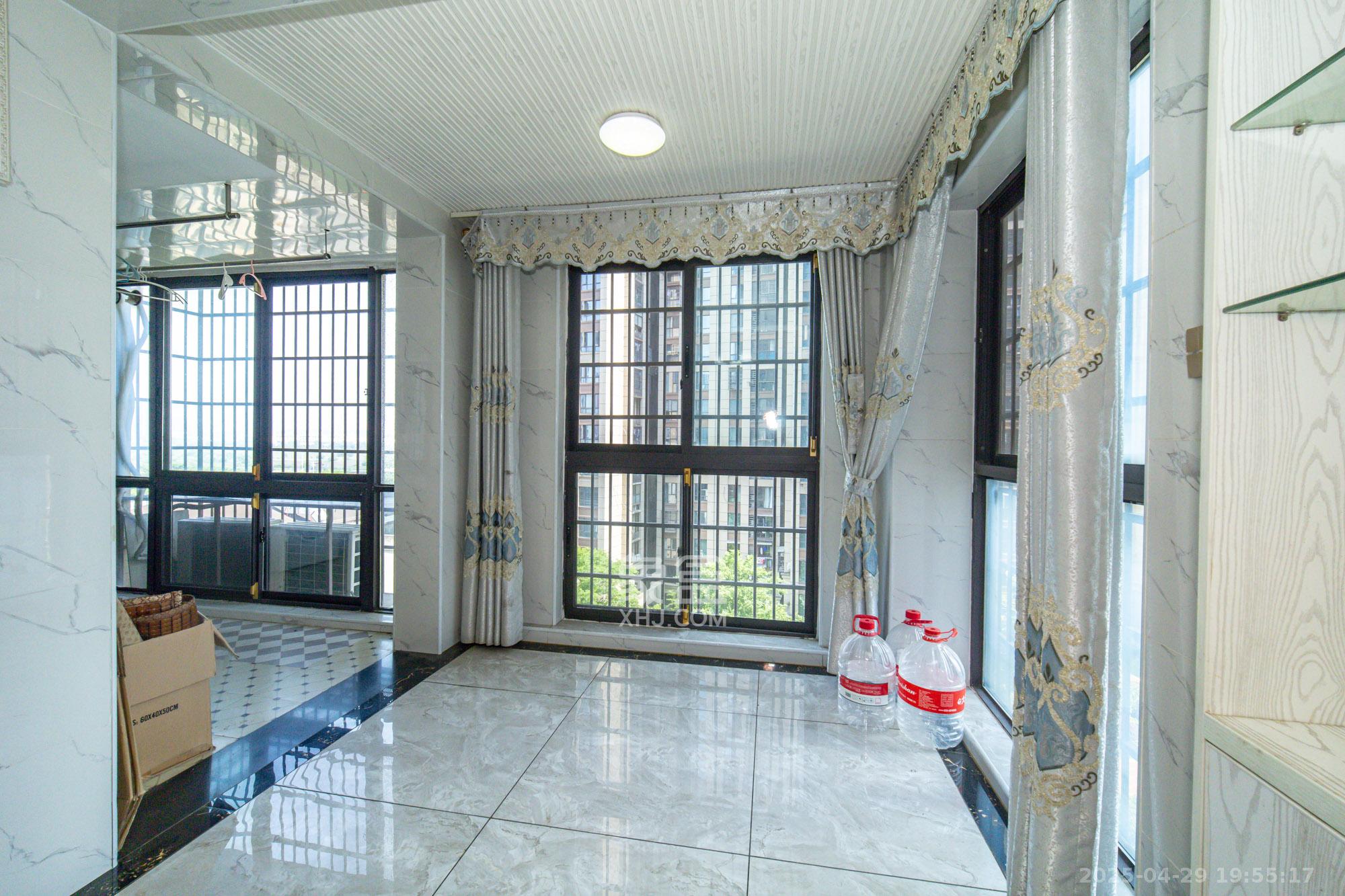 国泰九龙湾 4室2厅2卫 125.0万 国泰九龙湾 4室2厅2卫 125.0万阳台