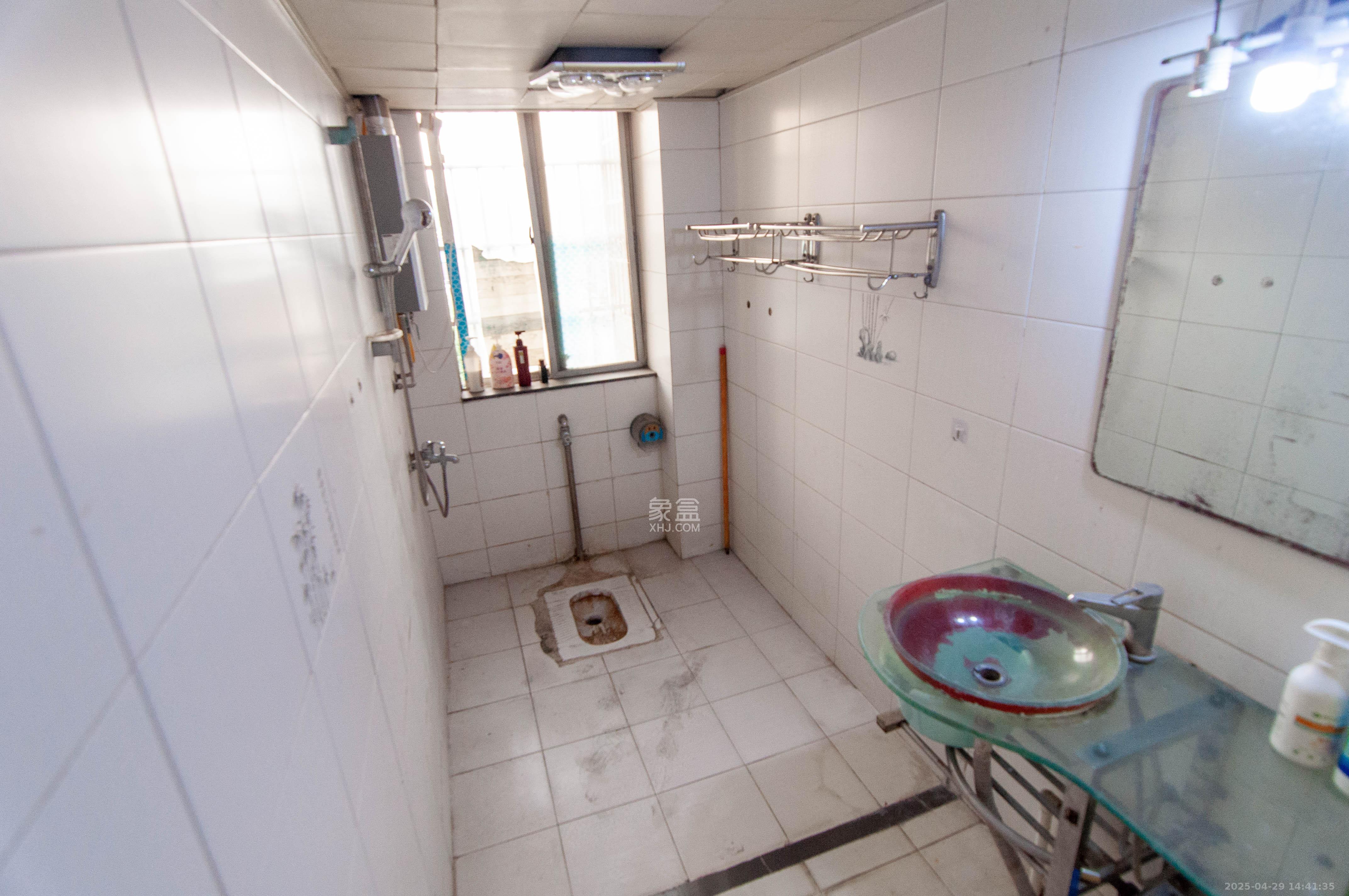 麓谷雅园 3室2厅2卫 69.8万 麓谷雅园 3室2厅2卫 69.8万卫生间