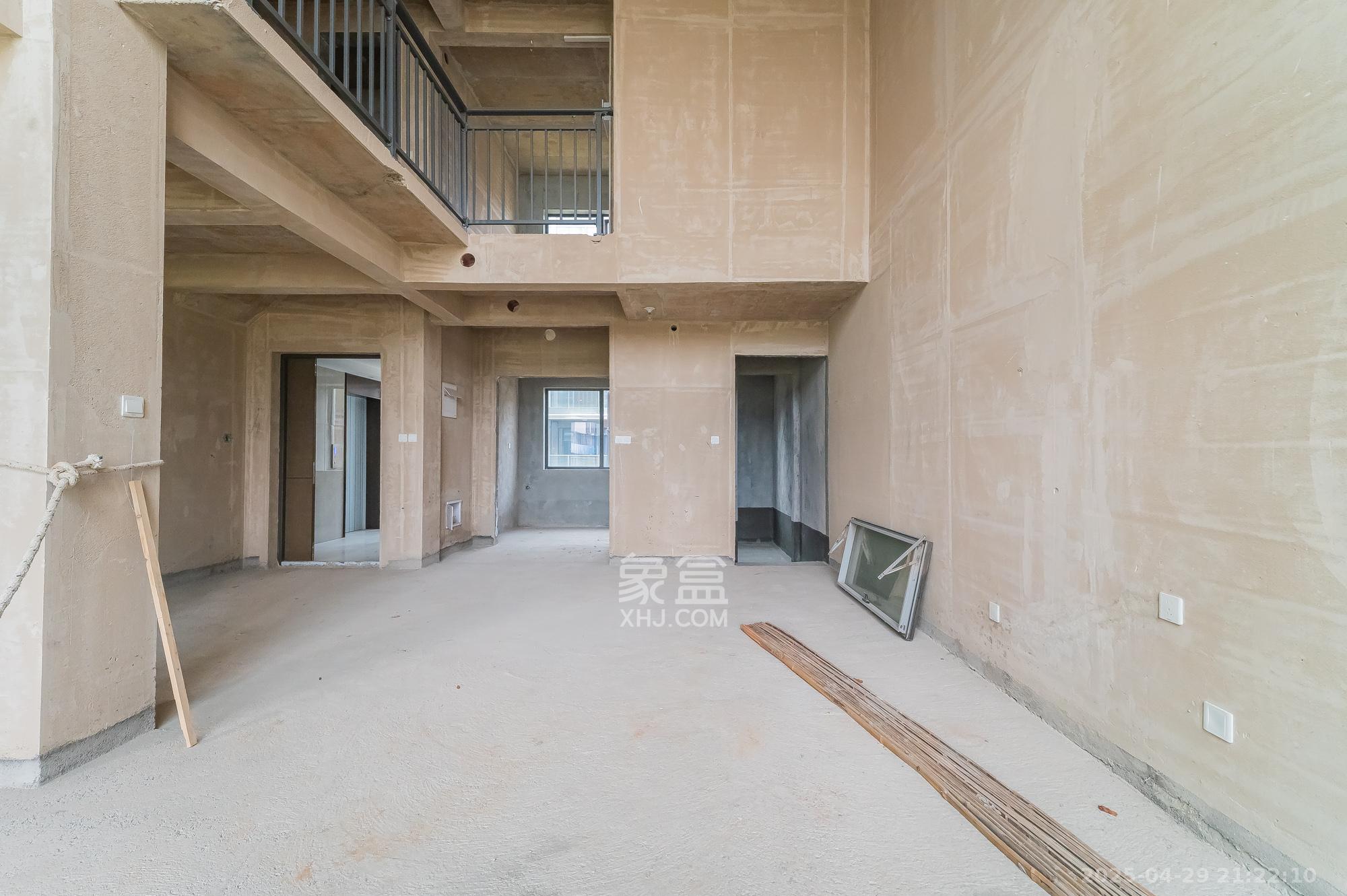 绿城美的明月江南  5室2厅3卫    190.0万 绿城美的明月江南  5室2厅3卫    190.0万客厅