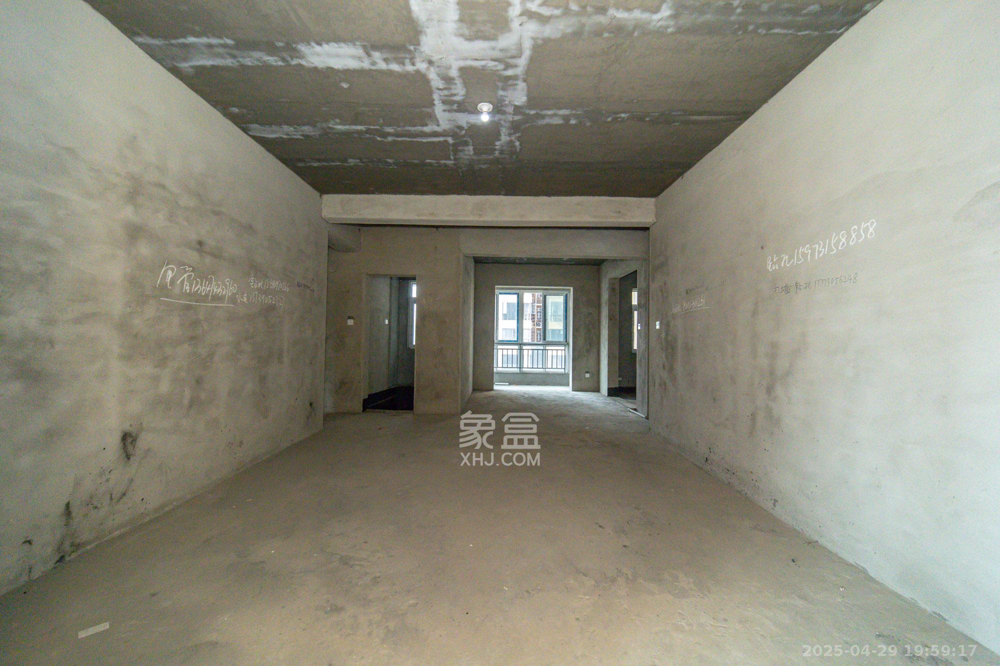 楚天世纪城西苑 4室2厅2卫 95.0万 楚天世纪城西苑 4室2厅2卫 95.0万客厅