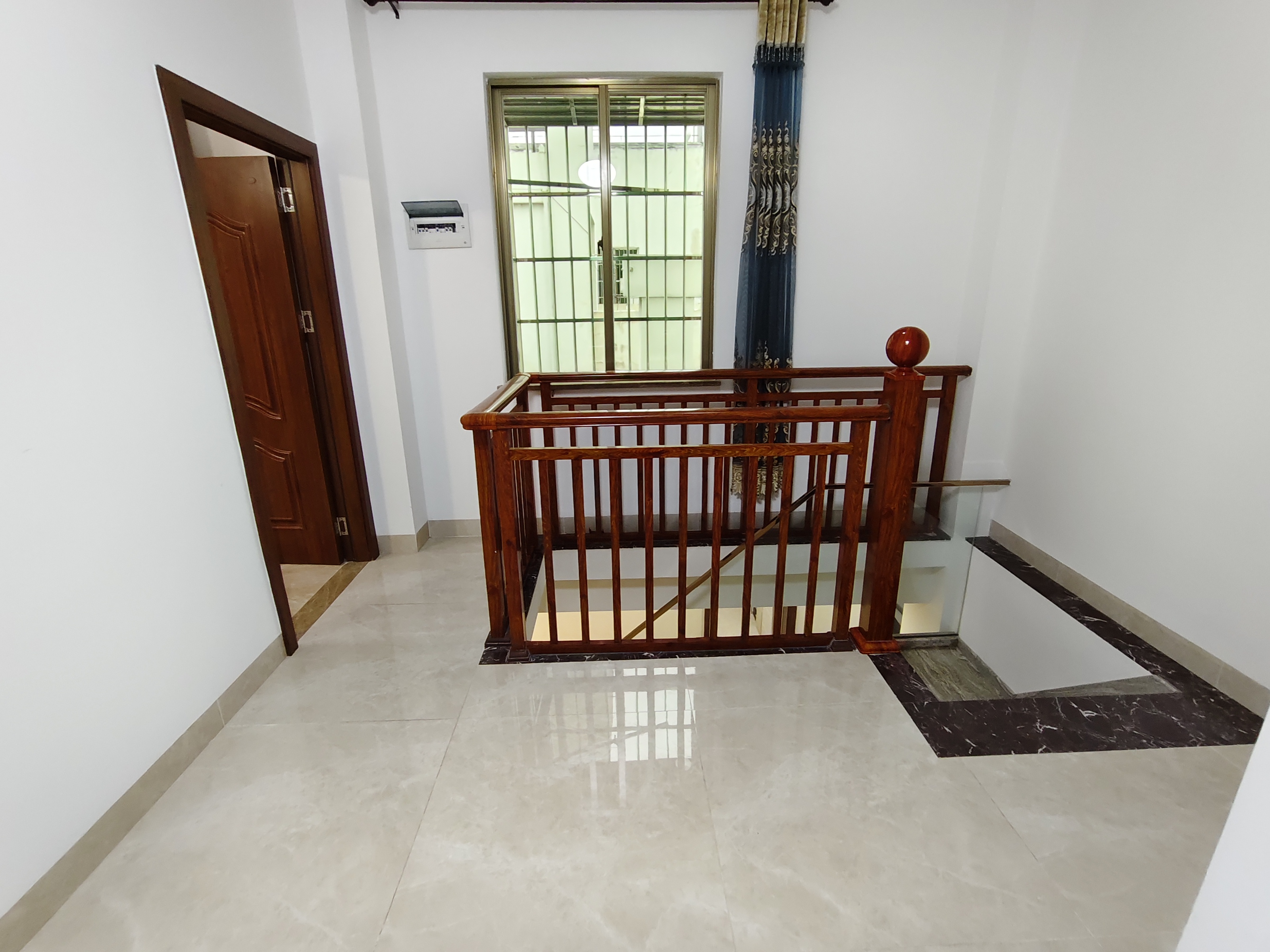 崇华小区 4室2厅2卫 3300.0元/月 崇华小区 4室2厅2卫 3300.0元/月室内图