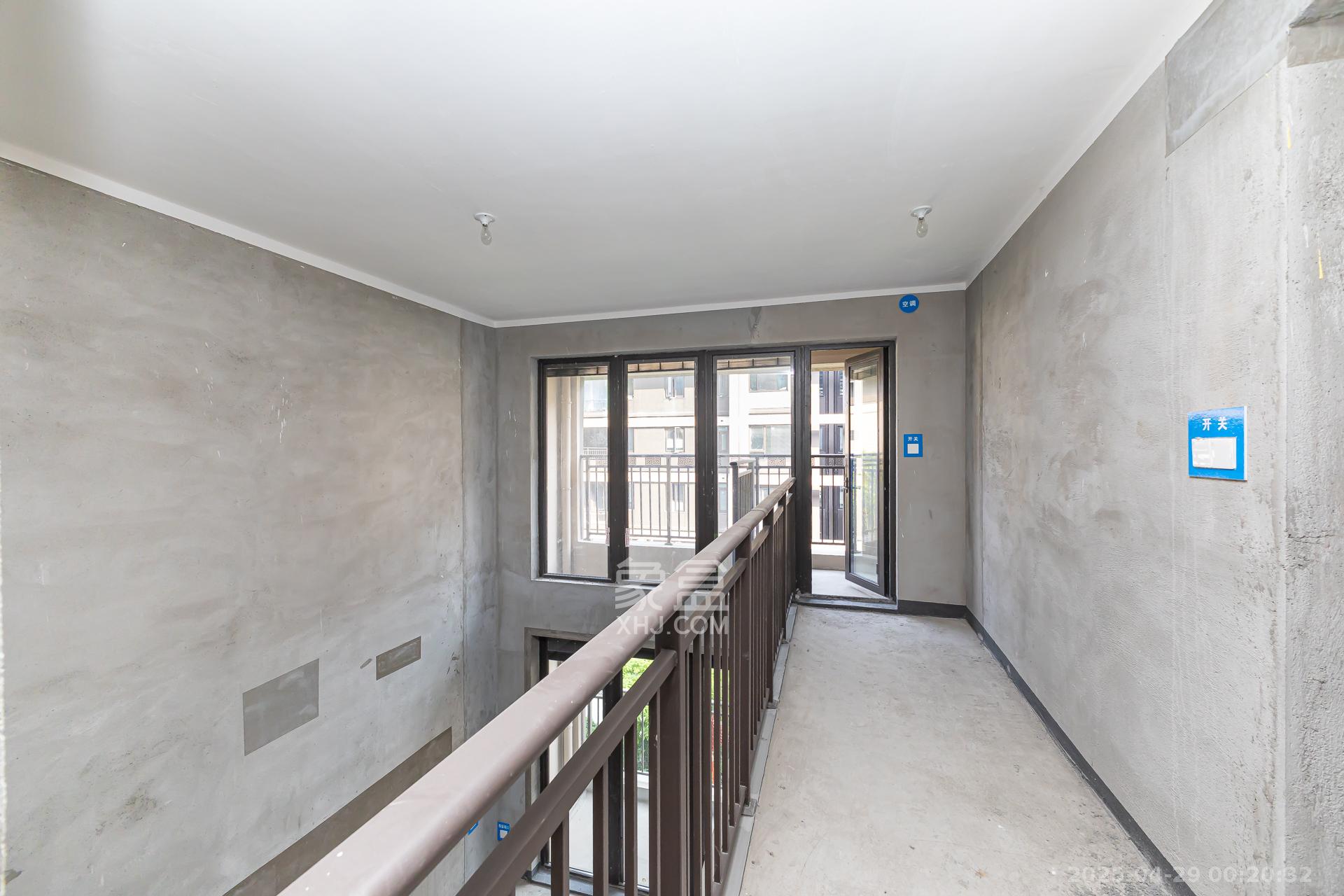 时代建发和著  5室2厅2卫   300.00万客厅