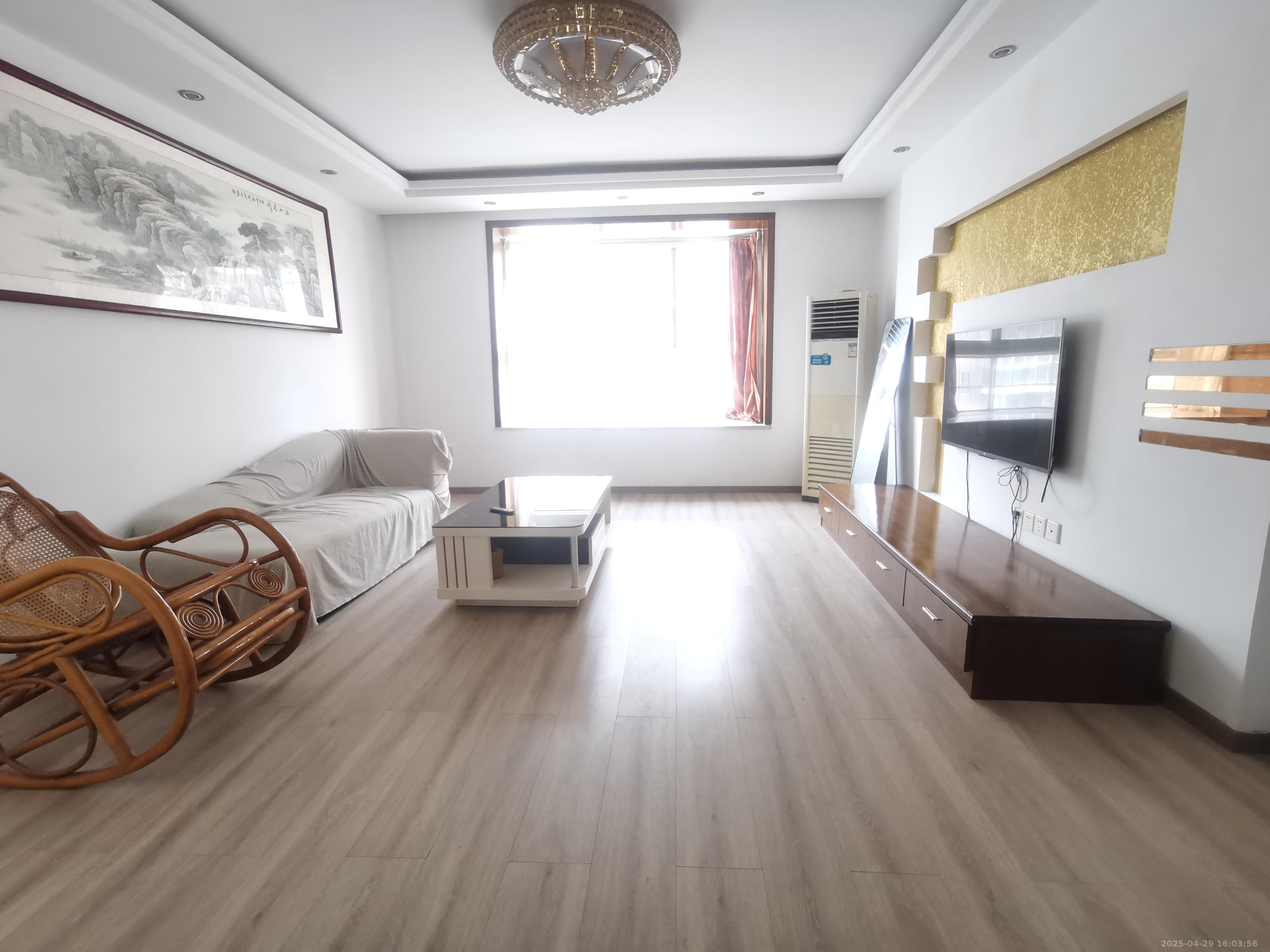 枫林美景  3室2厅2卫   2500.00元/月室内图1