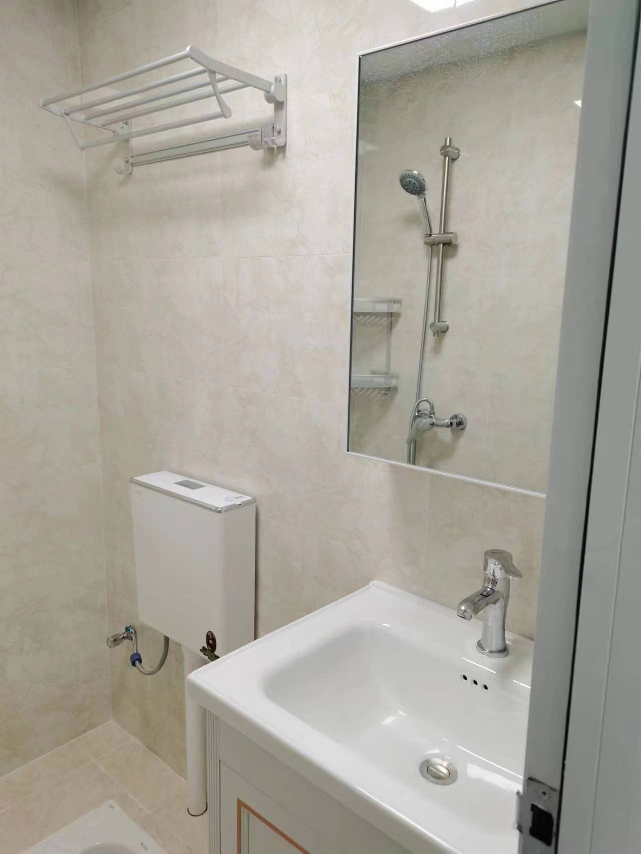 鹏泰国际  3室2厅2卫    3100.0元/月室内图