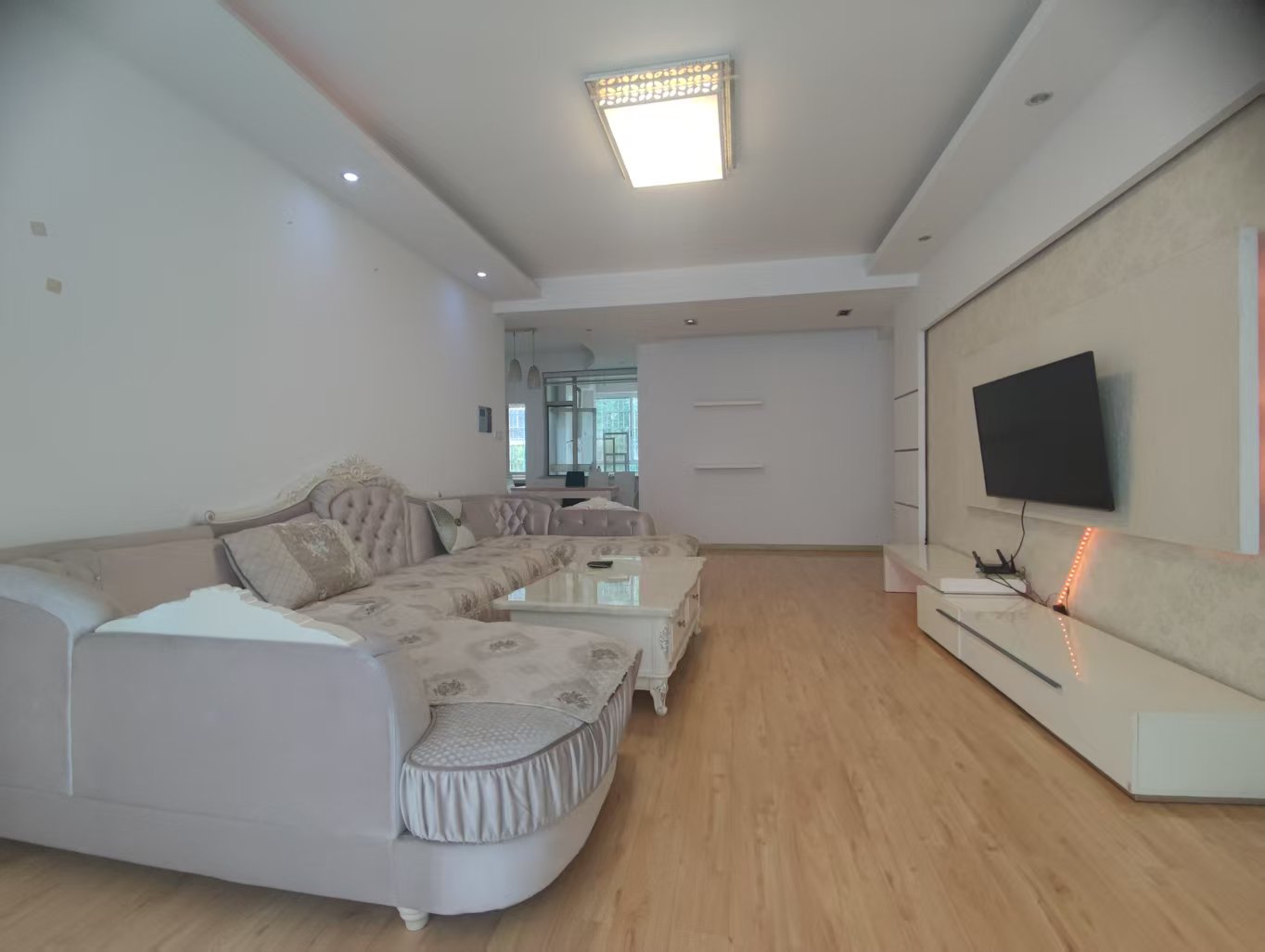 佳宁娜小区(梓山湖小区) 3室2厅2卫 2400.0元/月 佳宁娜小区(梓山湖小区) 3室2厅2卫 2400.0元/月户型图