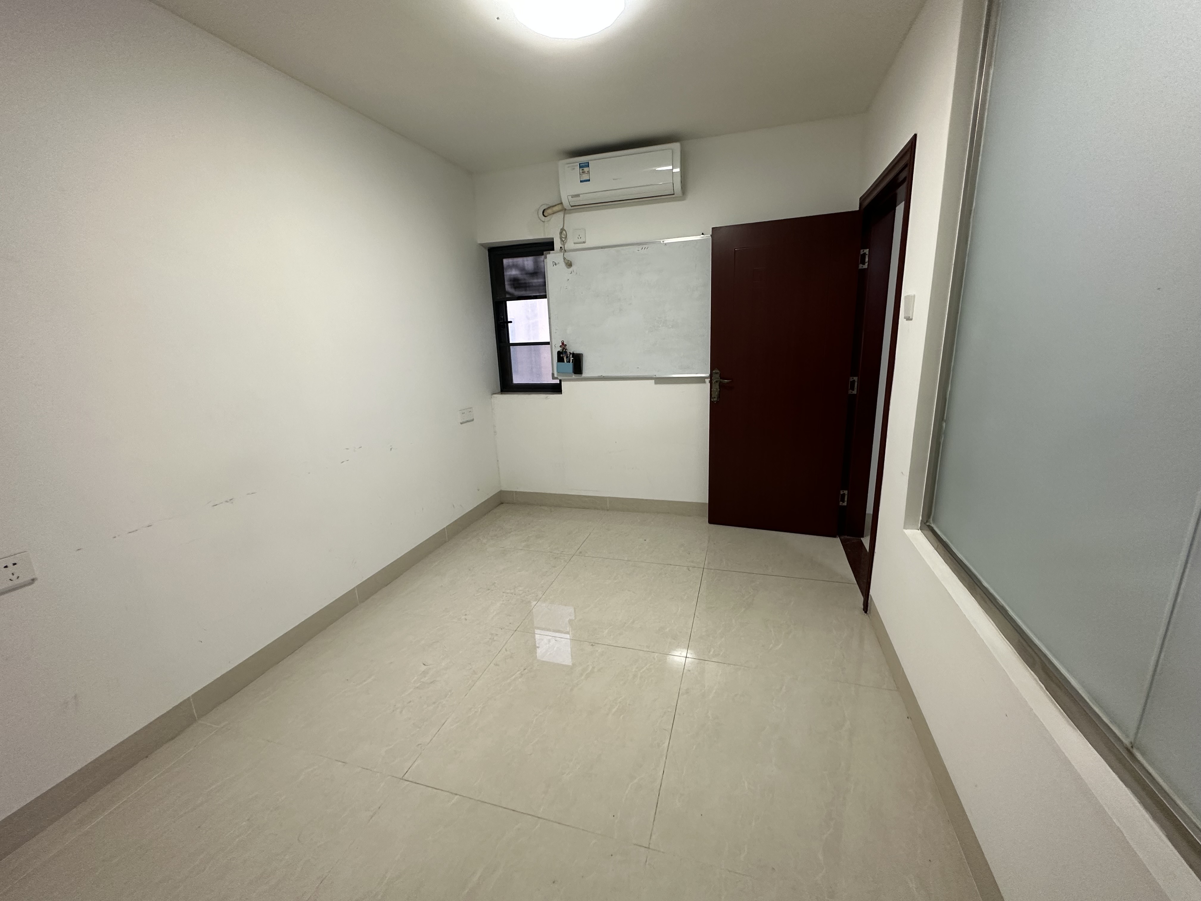 高路华小区  3室2厅2卫   3600.00元/月