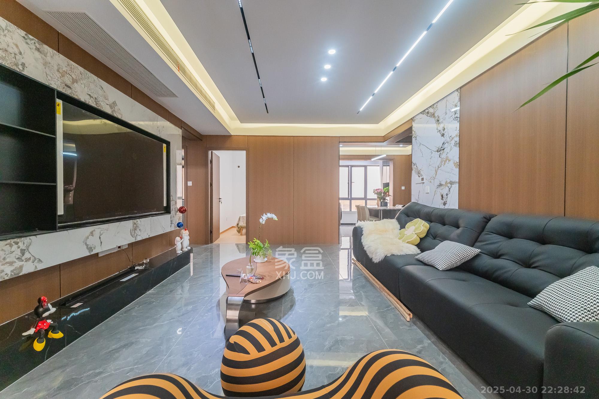 深业睿城  5室2厅2卫    112.8万 深业睿城  5室2厅2卫    112.8万客厅