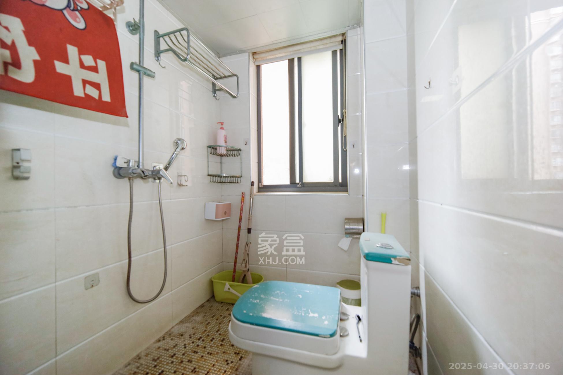 上海城小区 3室2厅1卫 90.0万 上海城小区 3室2厅1卫 90.0万卫生间