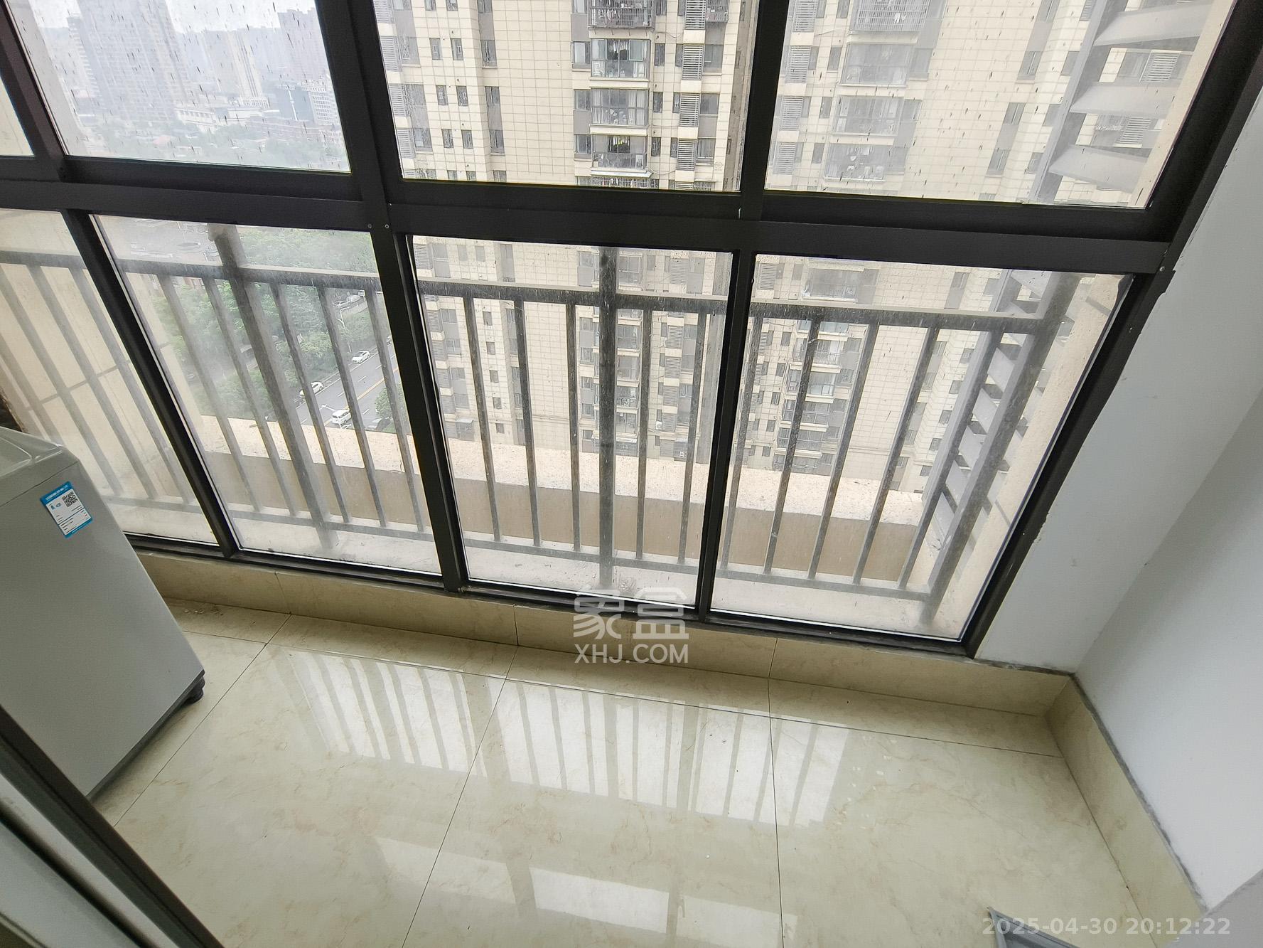 保利香槟国际  2室2厅1卫    54.8万 保利香槟国际  2室2厅1卫    54.8万阳台