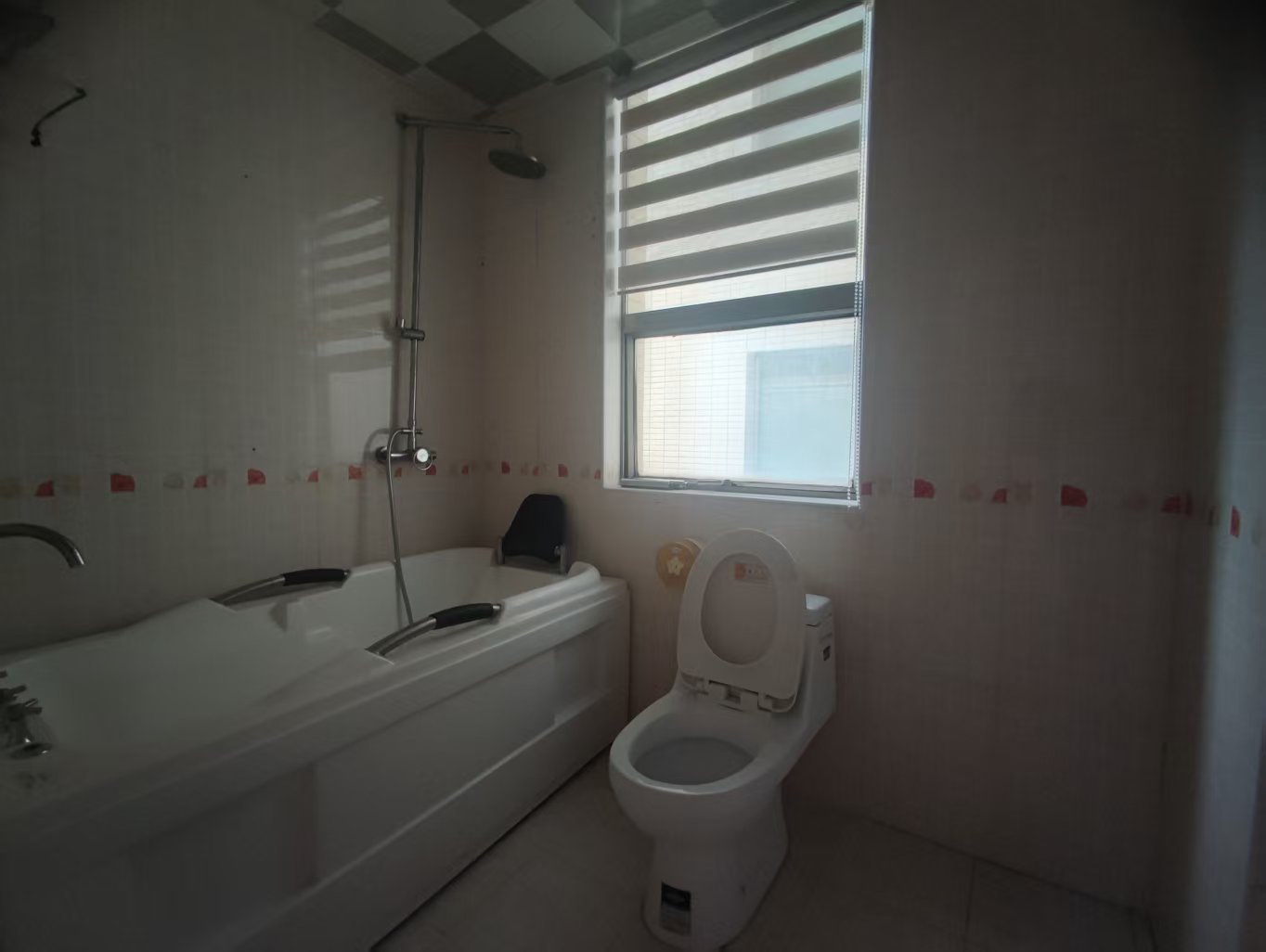 佳宁娜小区(梓山湖小区) 3室2厅2卫 2400.0元/月 佳宁娜小区(梓山湖小区) 3室2厅2卫 2400.0元/月室内图