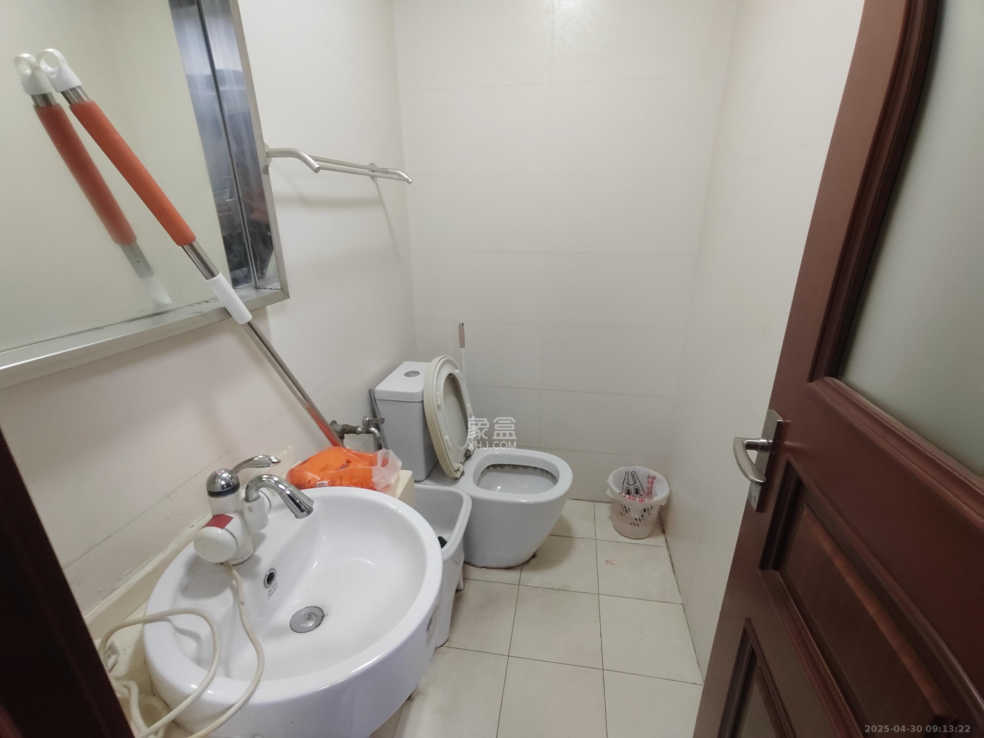 阳光100三期  3室2厅2卫   2400.00元/月室内图