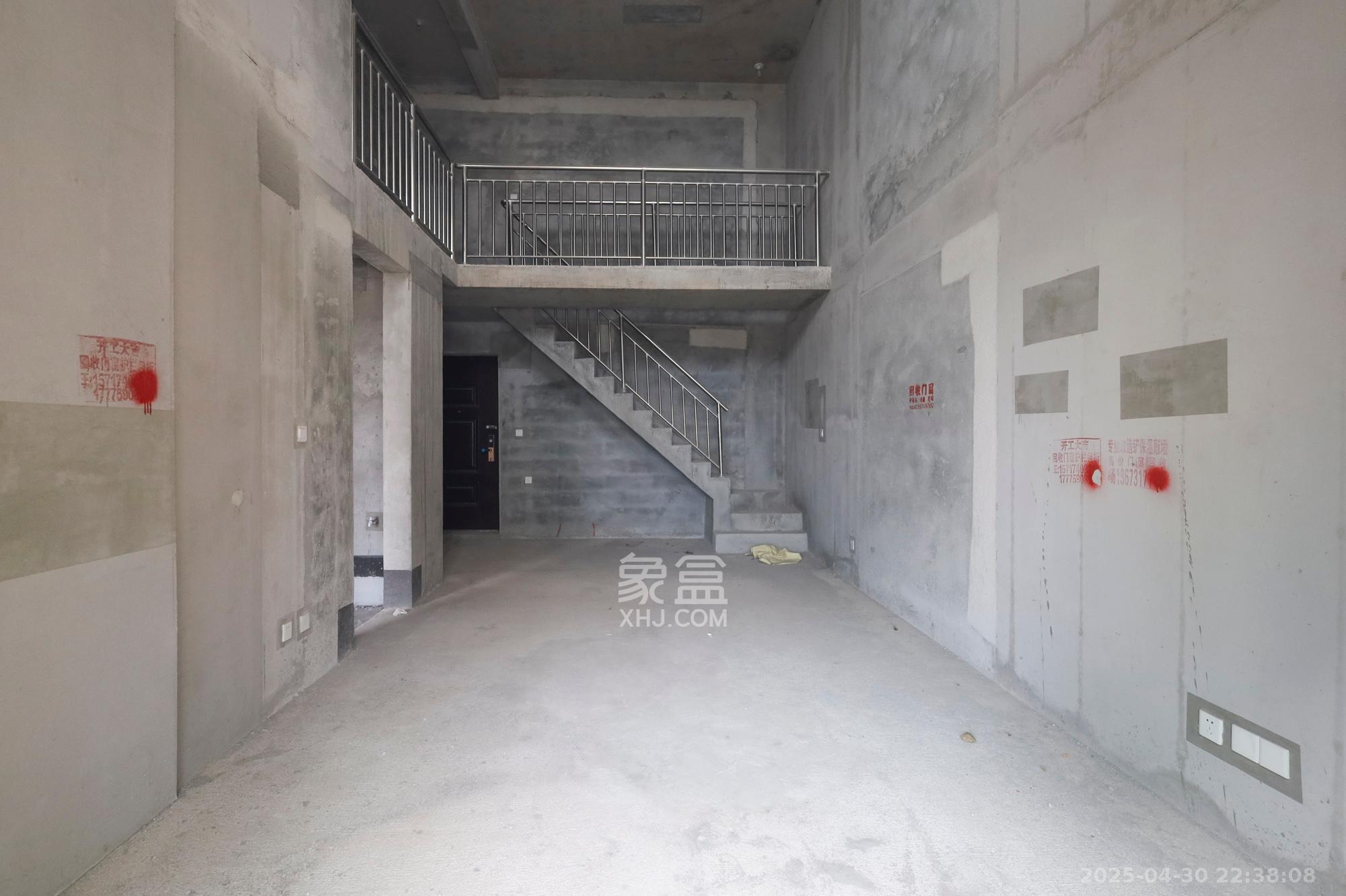 地铁中建江山玖樾  3室2厅2卫   150.00万客厅