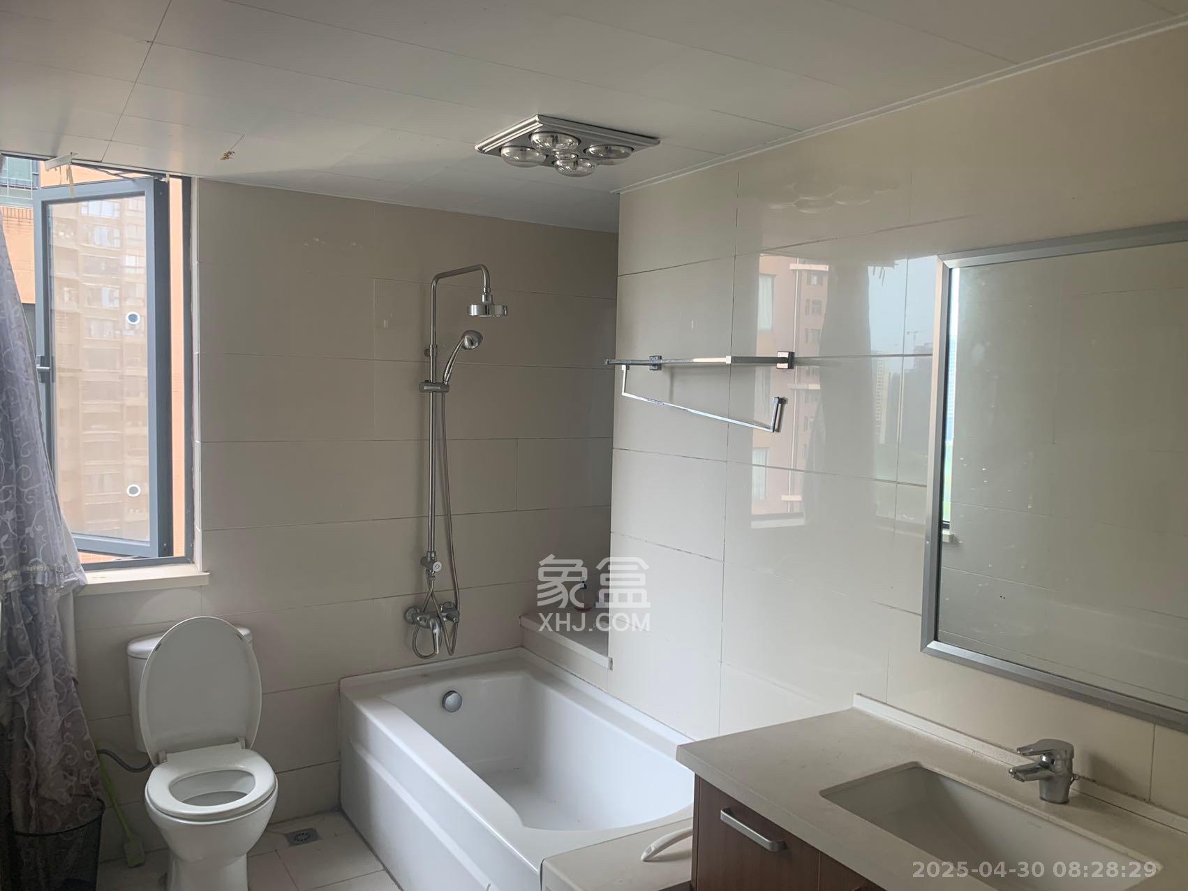 藏珑湖上国际花园 4室2厅2卫 4500.0元/月 藏珑湖上国际花园 4室2厅2卫 4500.0元/月室内图