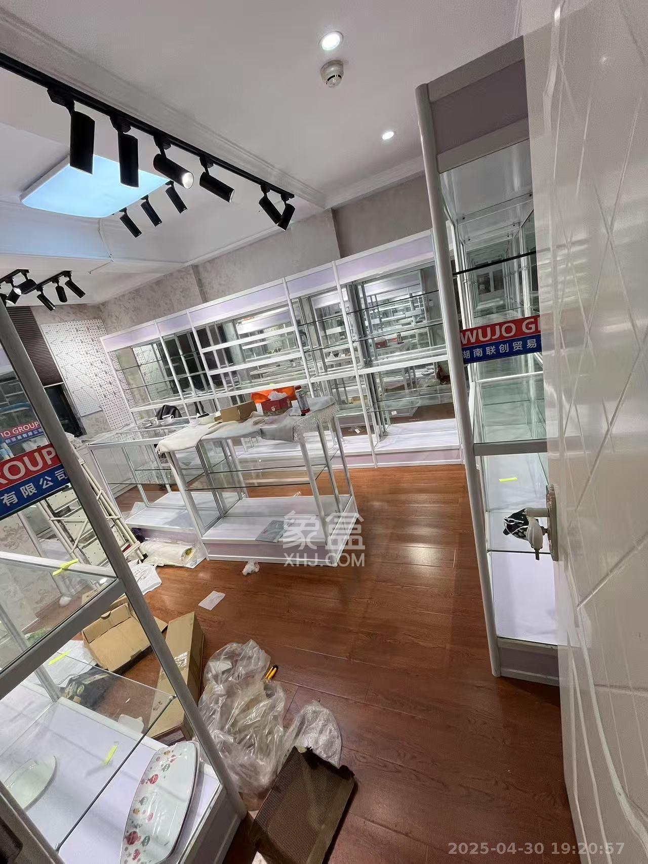 长盛上东区 1室1厅1卫 1600.0元/月 长盛上东区 1室1厅1卫 1600.0元/月室内图