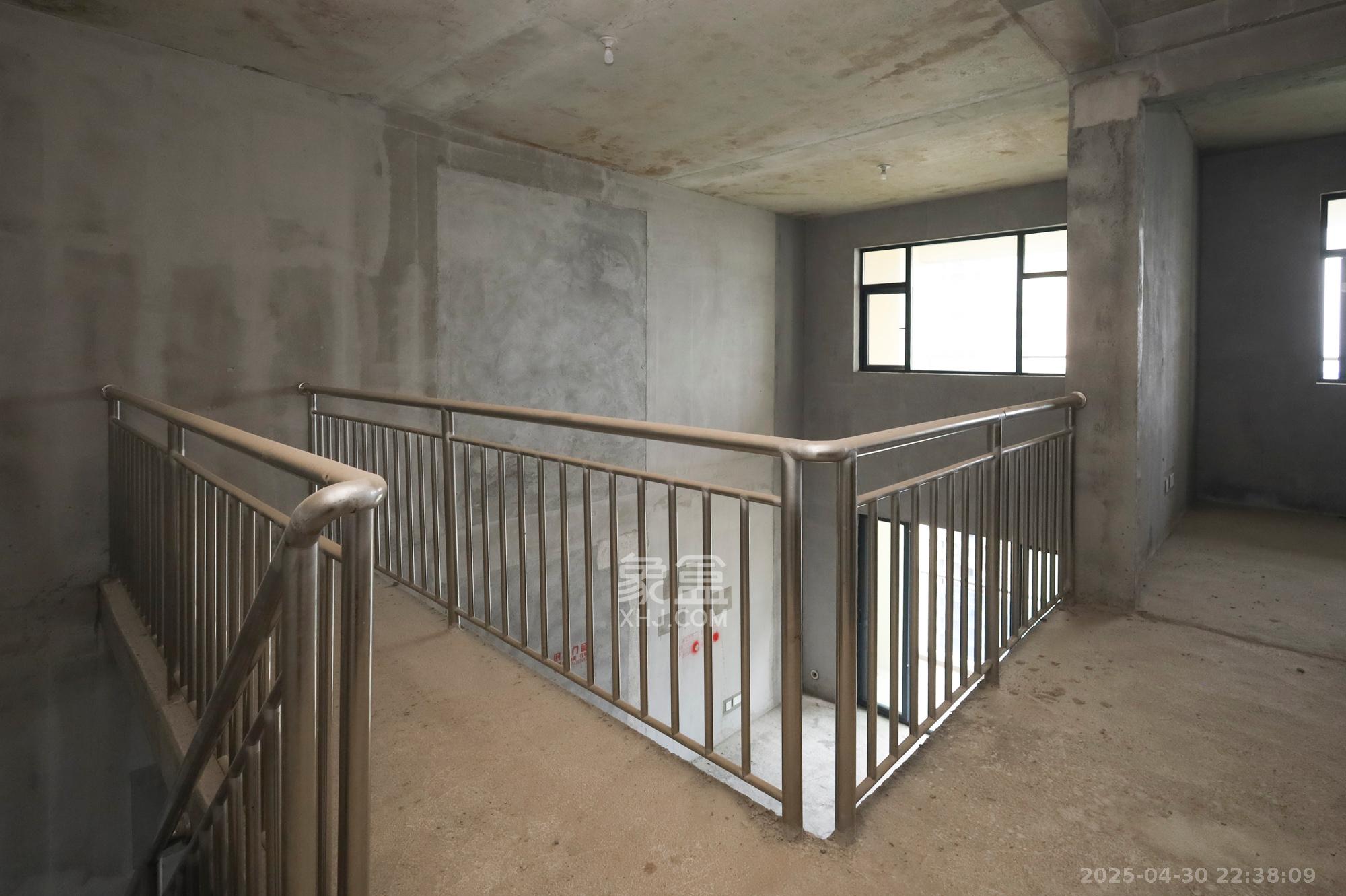 地铁中建江山玖樾  3室2厅2卫   150.00万其他